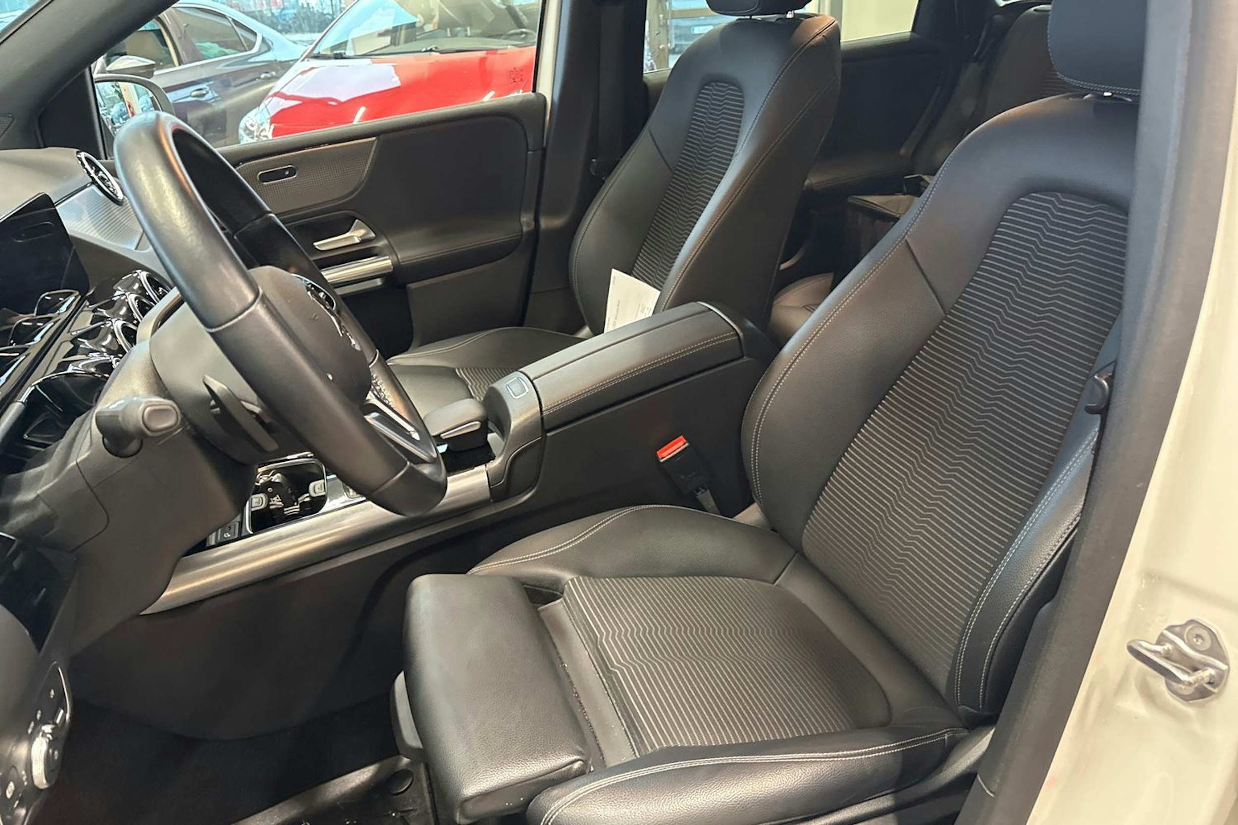 Valkoinen Mercedes-Benz B 2022 kuva 20.