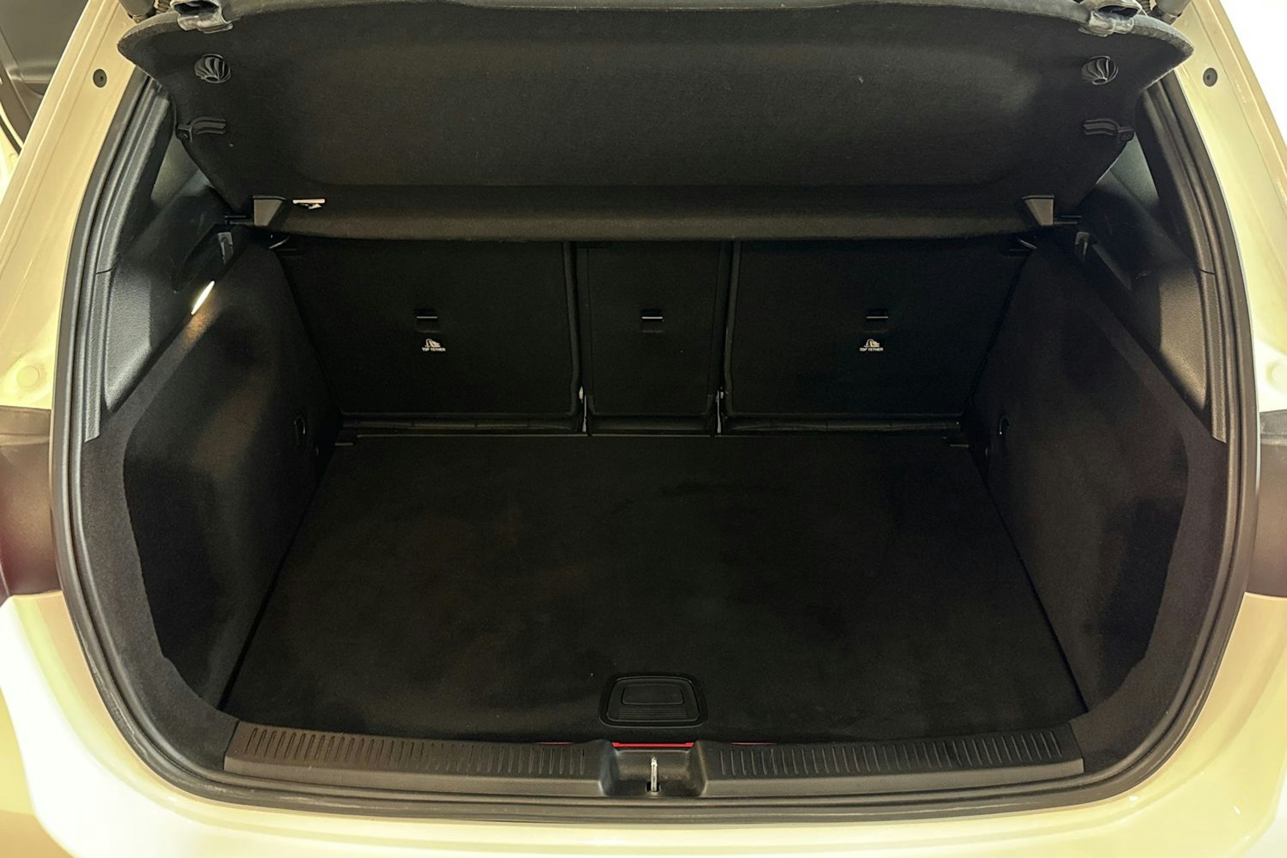 valkoinen Mercedes-Benz B 2022 kuva 27.