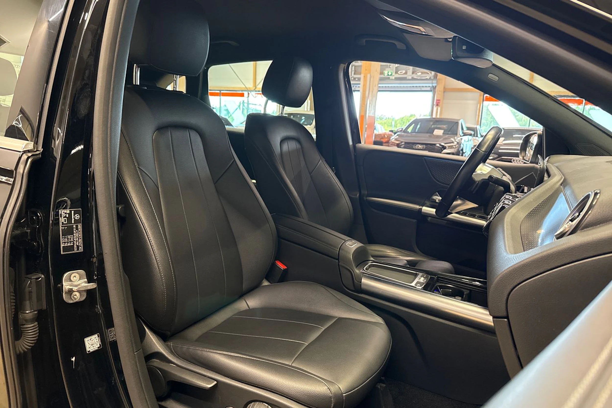 musta Mercedes-Benz B 2023 kuva 11.