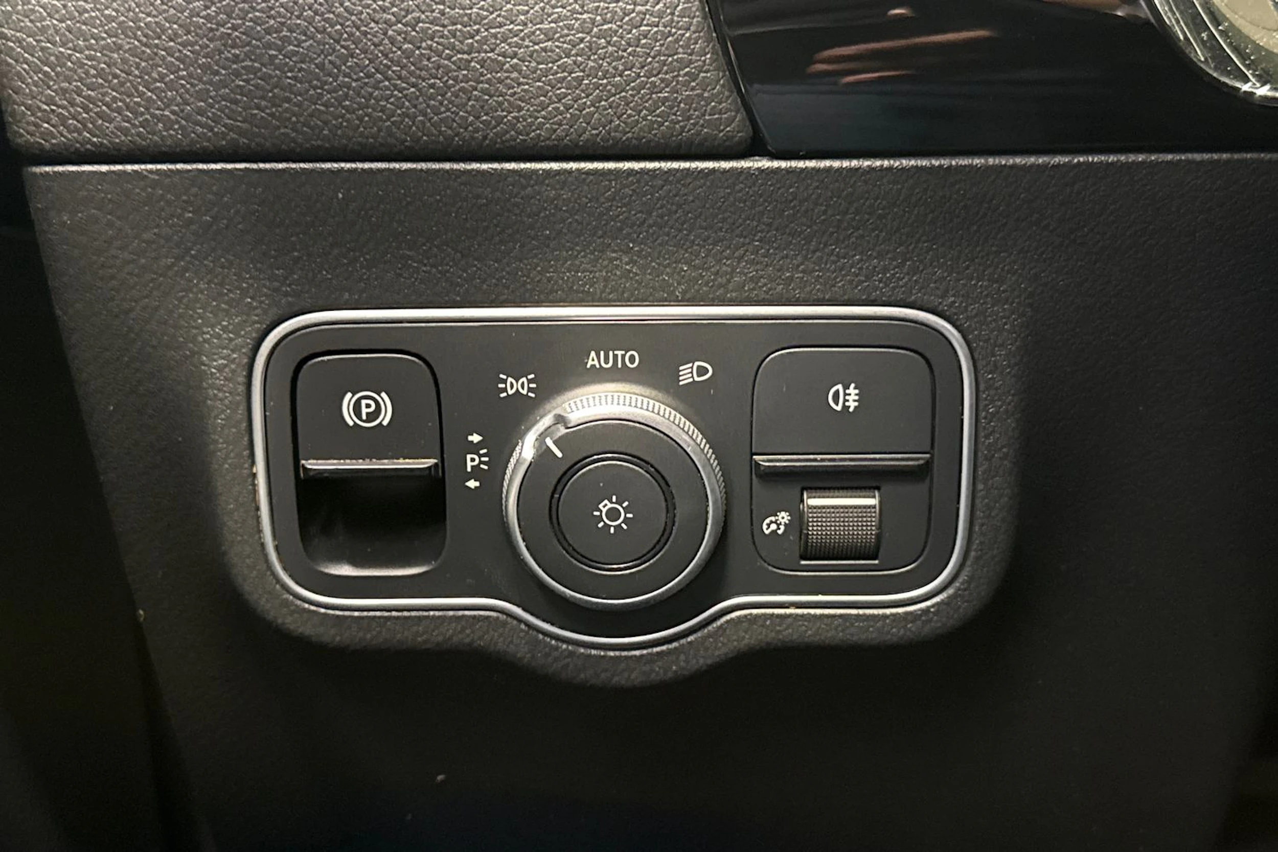 musta Mercedes-Benz B 2023 kuva 29.