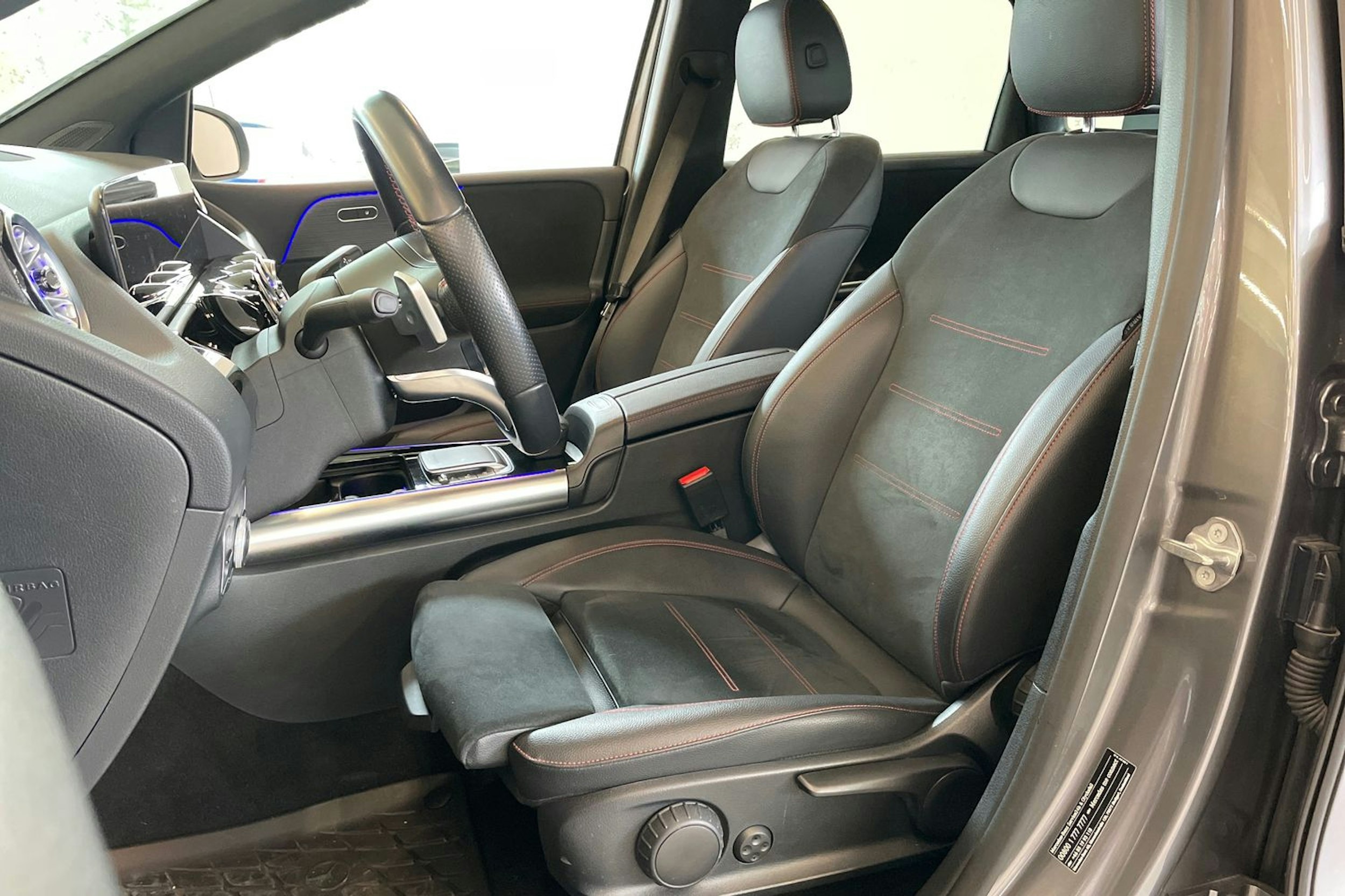 harmaa Mercedes-Benz B 2023 kuva 24.