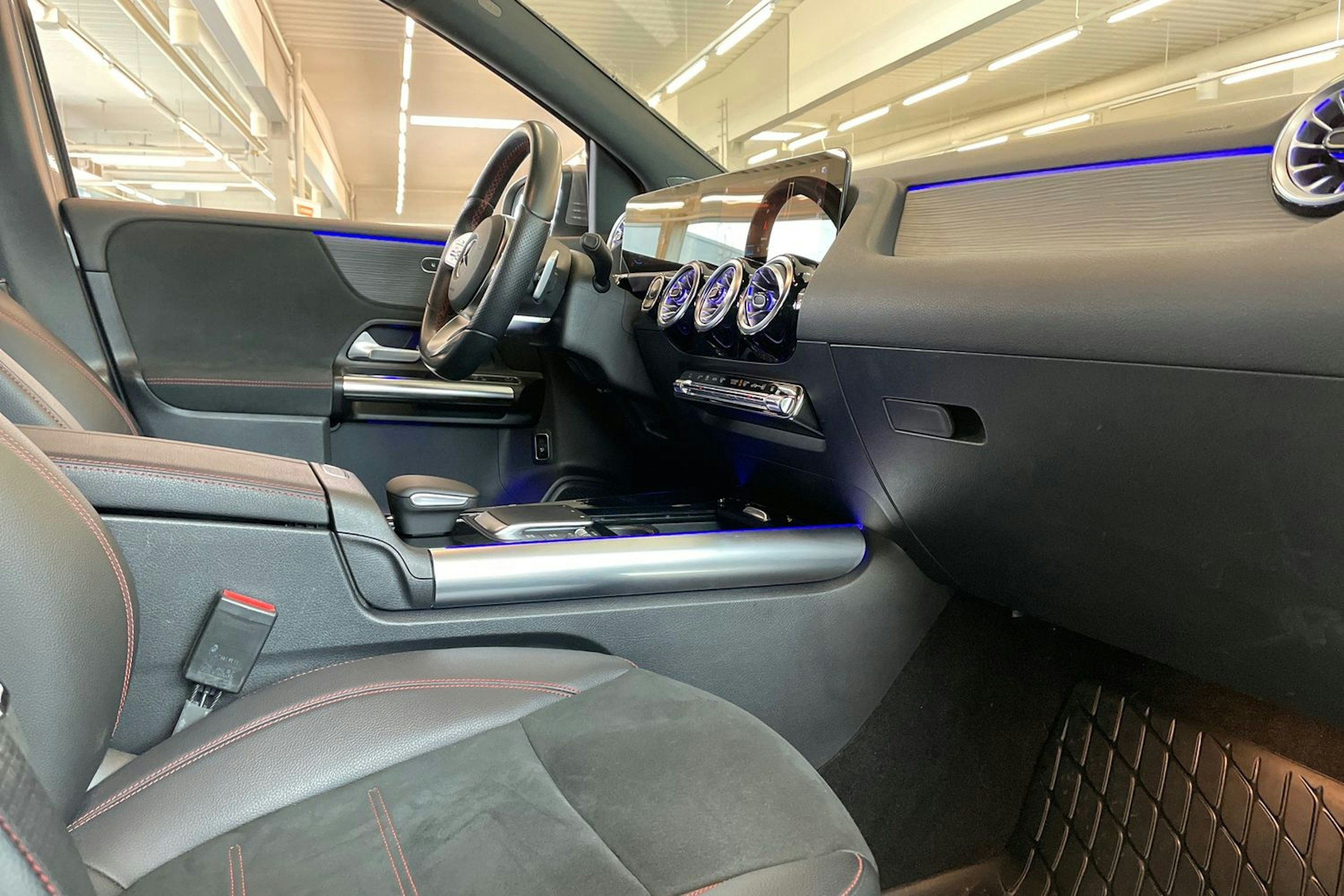 harmaa Mercedes-Benz B 2023 kuva 26.