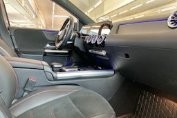 harmaa Mercedes-Benz B 2023 kuva 26.