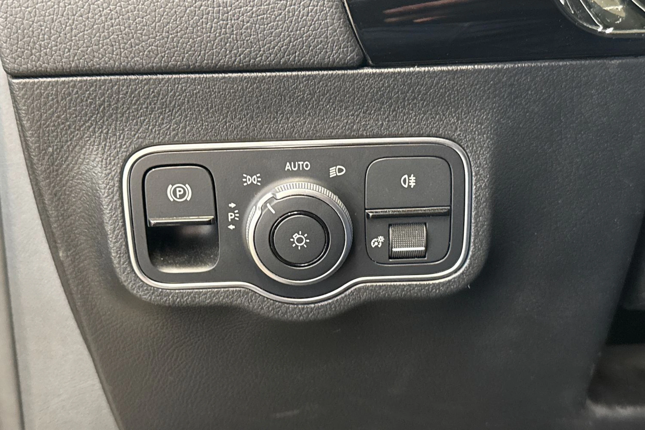 musta Mercedes-Benz B 2023 kuva 29.