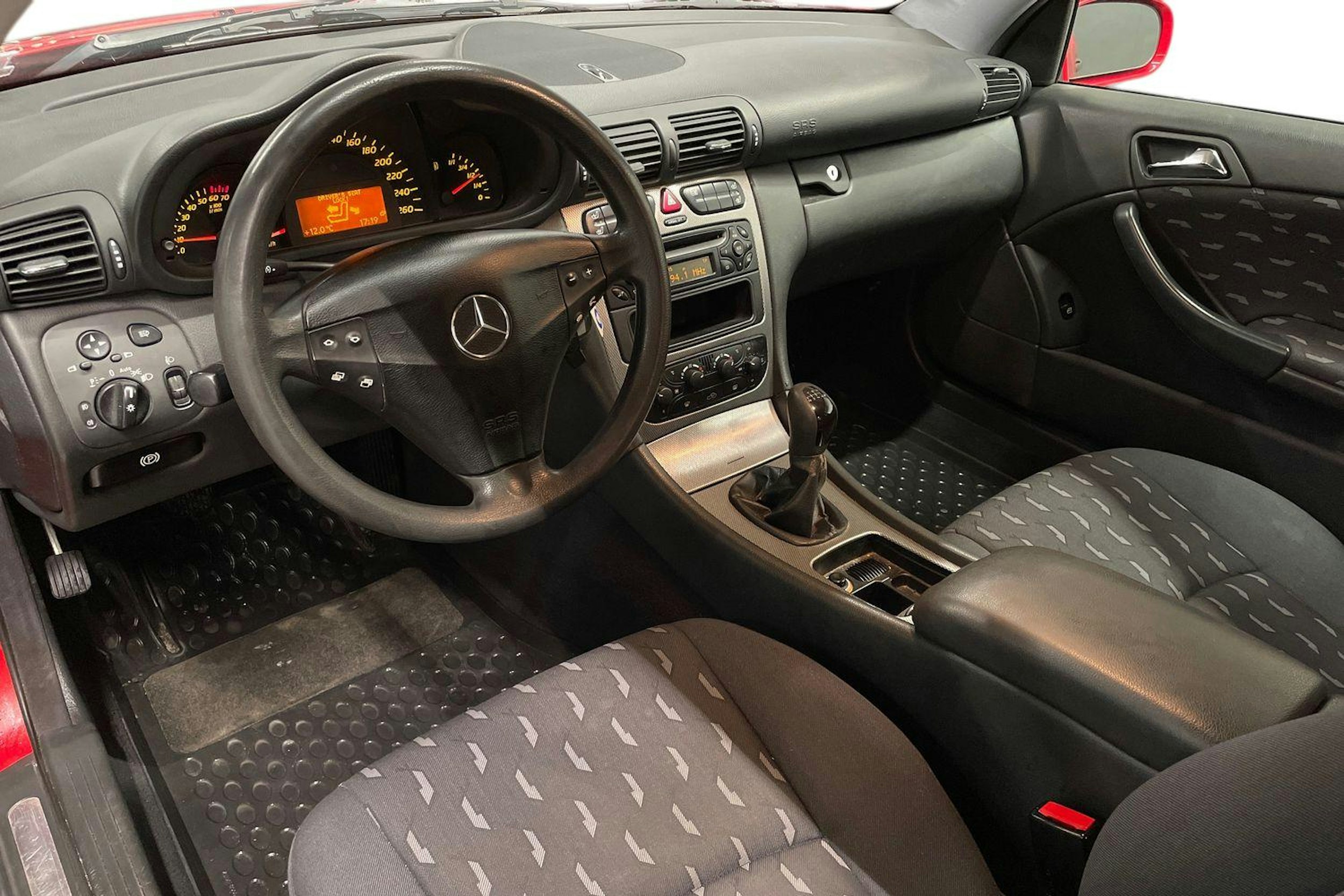 Punainen Mercedes-Benz C 2002 kuva 6.