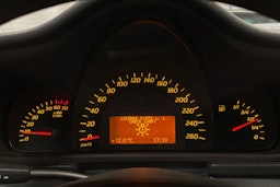 Punainen Mercedes-Benz C 2002 kuva 11.