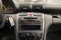 Punainen Mercedes-Benz C 2002 kuva 12.