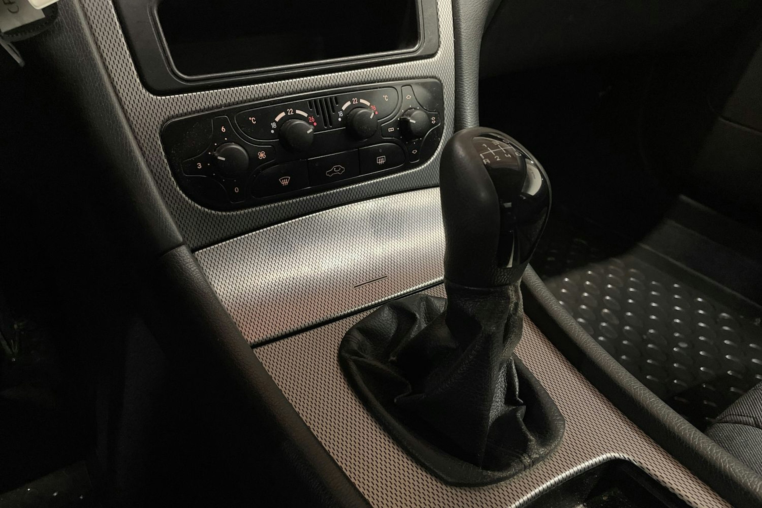 Punainen Mercedes-Benz C 2002 kuva 13.