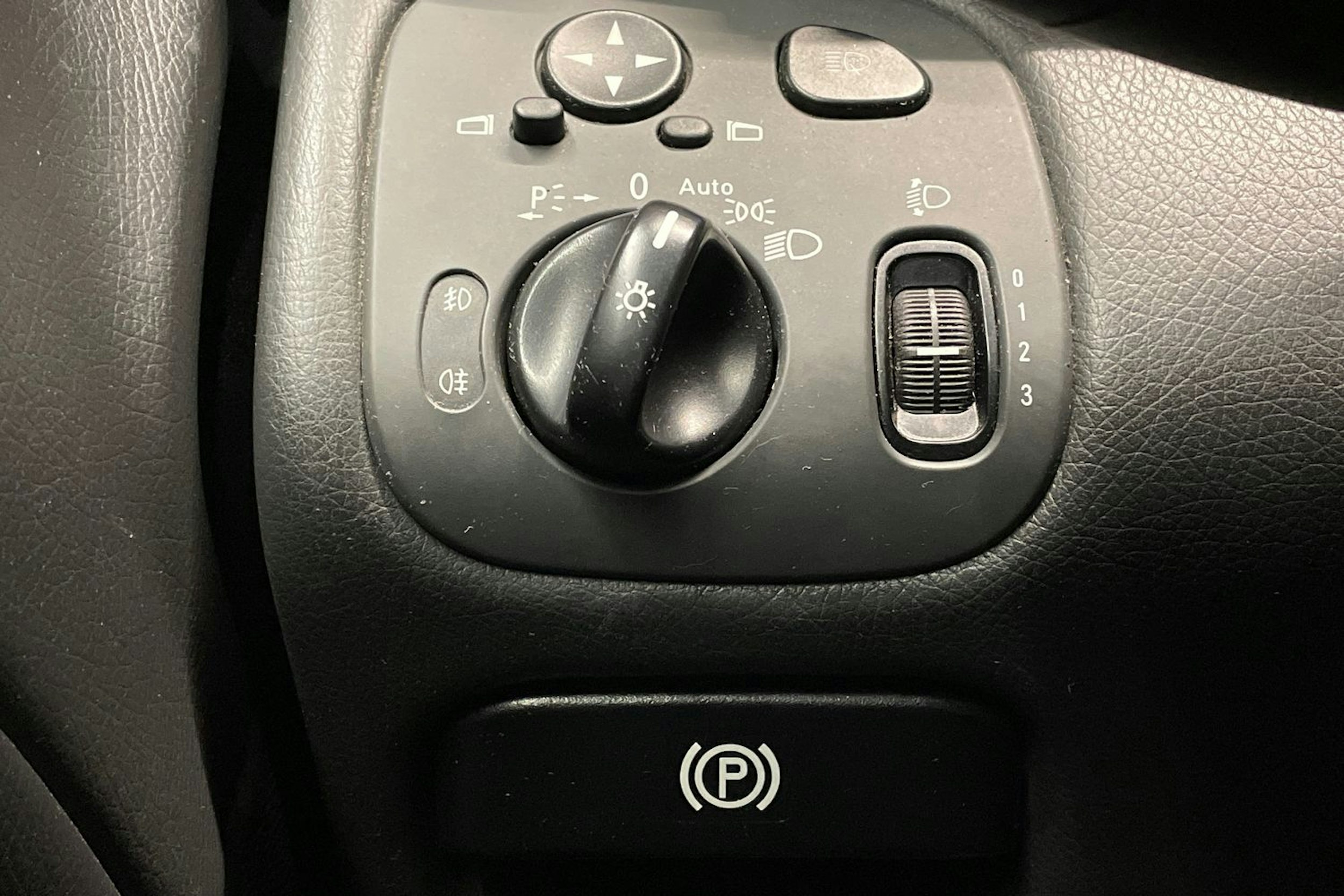 Punainen Mercedes-Benz C 2002 kuva 14.