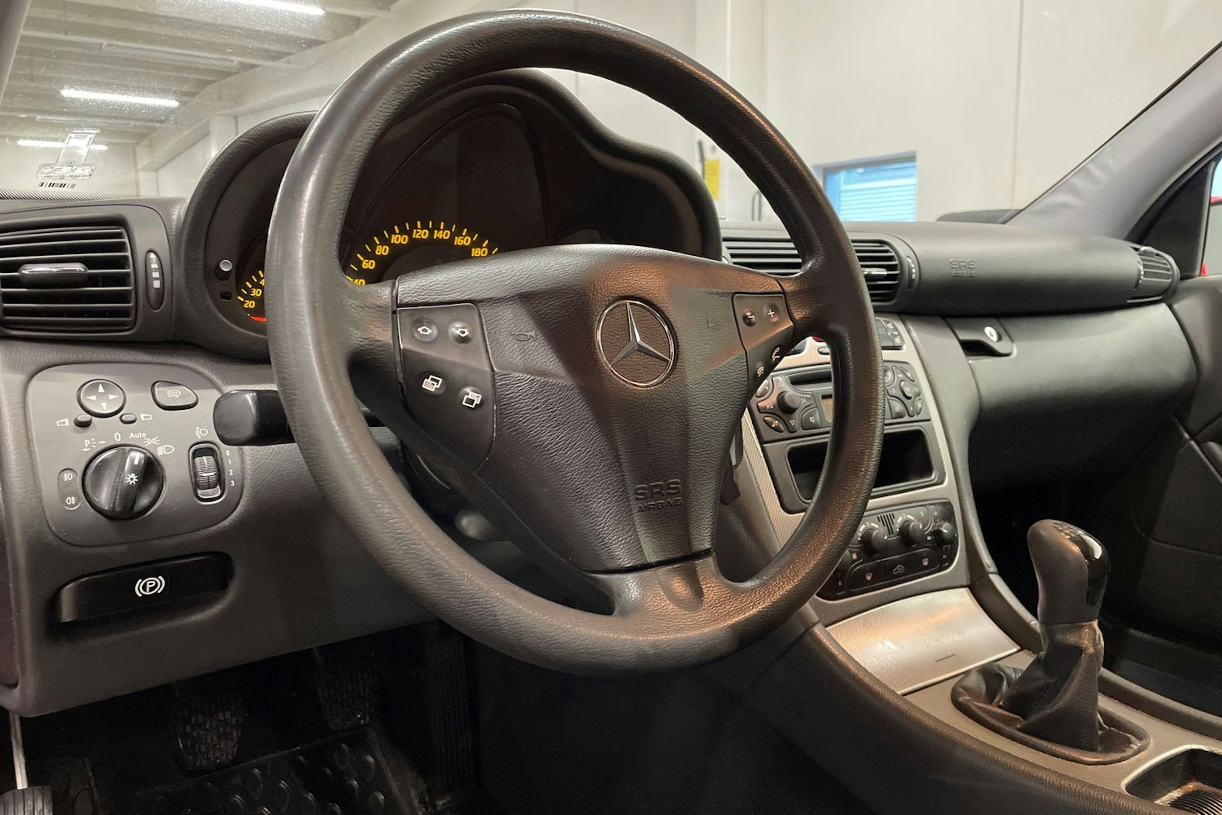 Punainen Mercedes-Benz C 2002 kuva 17.