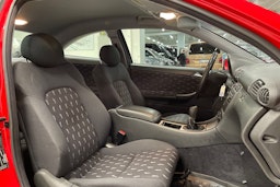 Punainen Mercedes-Benz C 2002 kuva 18.