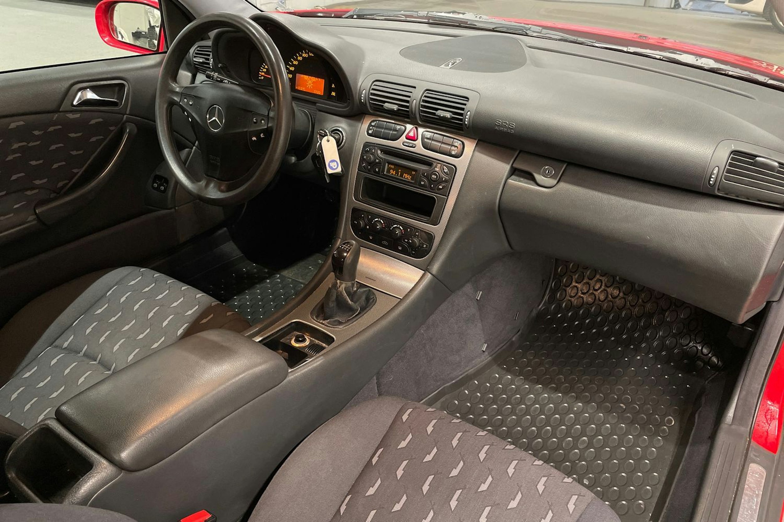 Punainen Mercedes-Benz C 2002 kuva 19.