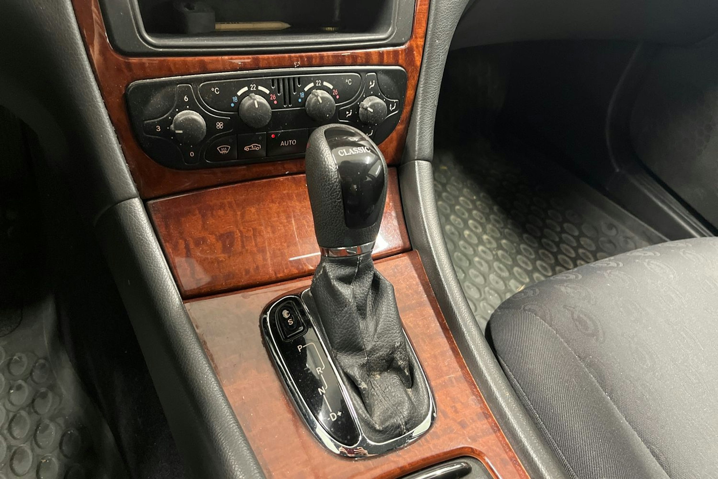 Harmaa Mercedes-Benz C 2003 kuva 22.