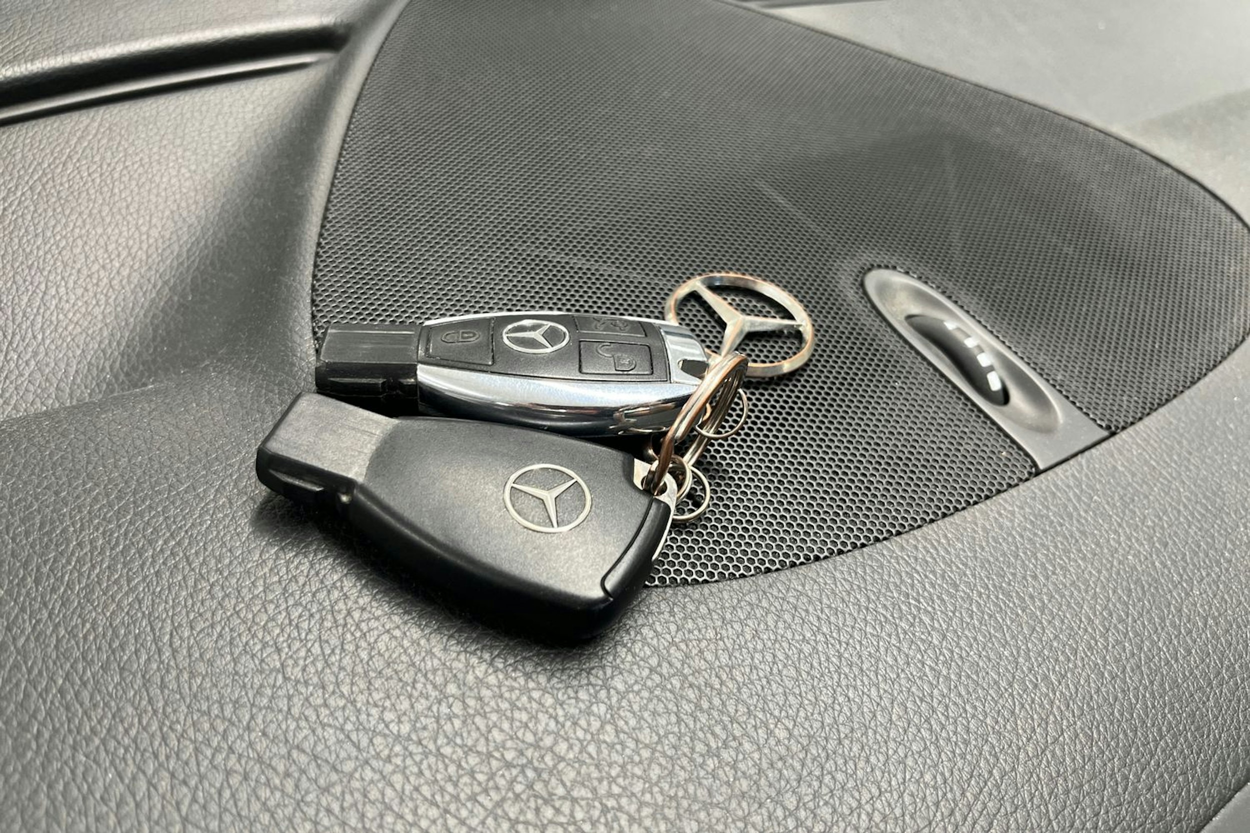 Harmaa Mercedes-Benz C 2003 kuva 33.