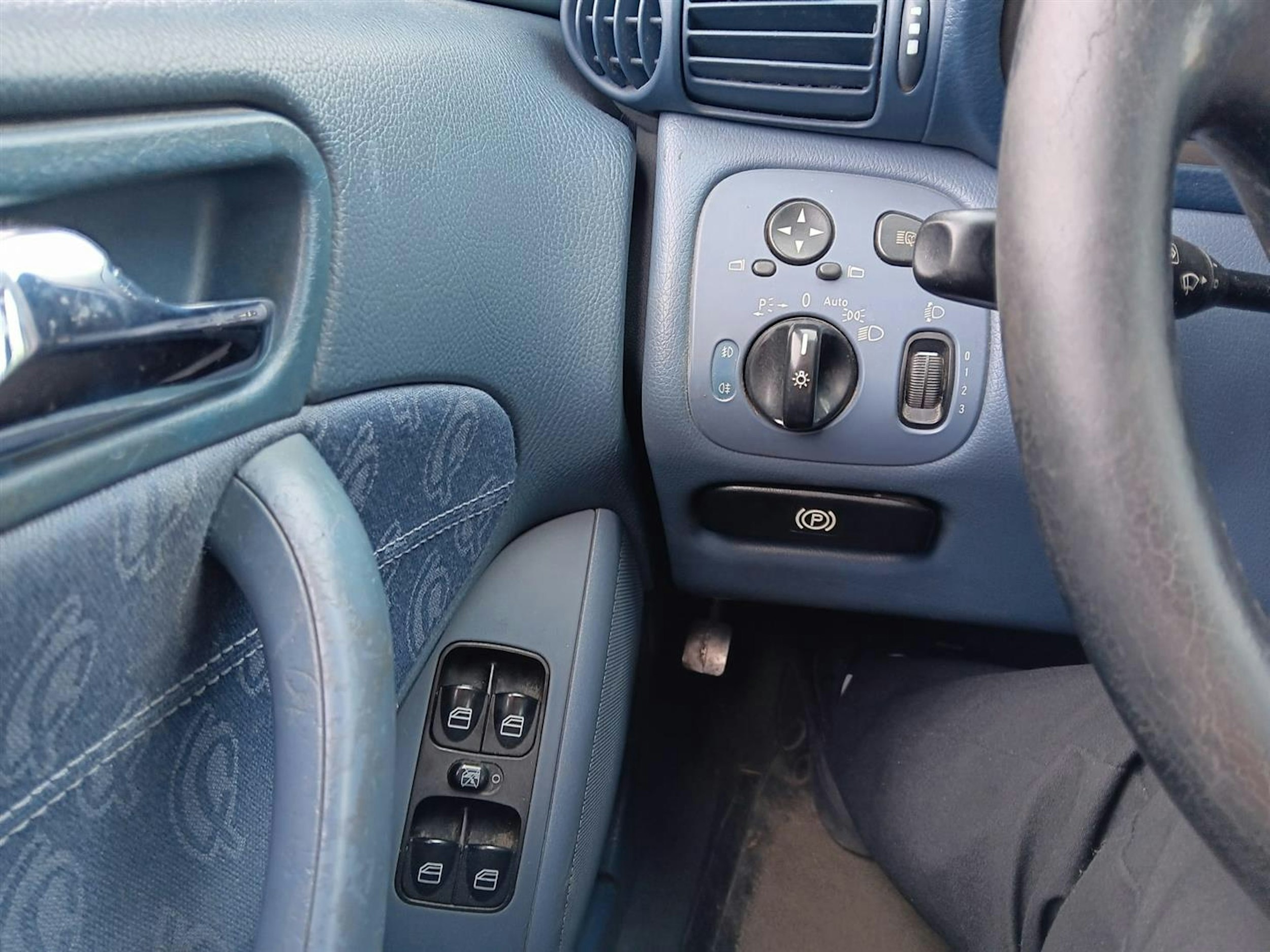 Harmaa Mercedes-Benz C 2004 kuva 32.