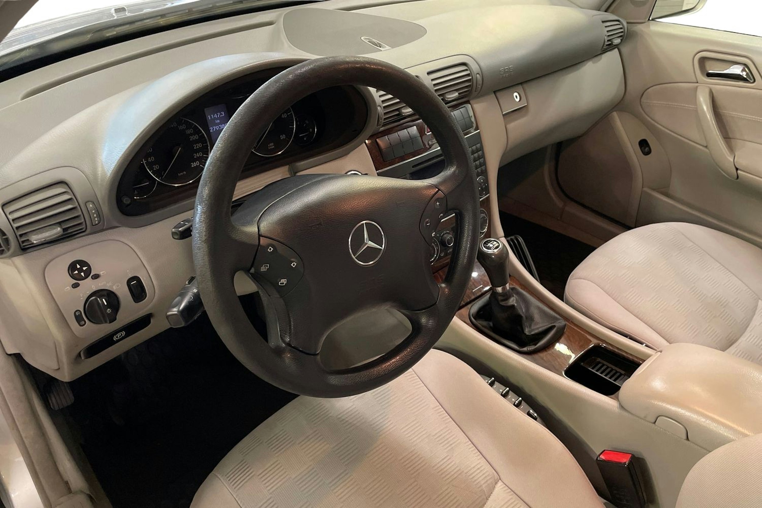 Harmaa Mercedes-Benz C 2005 kuva 7.