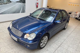 Sininen Mercedes-Benz C 2006 kuva 11.