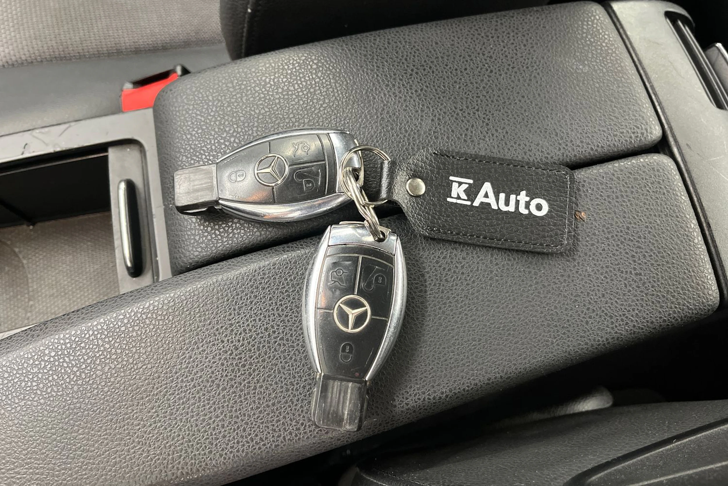 punainen Mercedes-Benz C 2007 kuva 22.