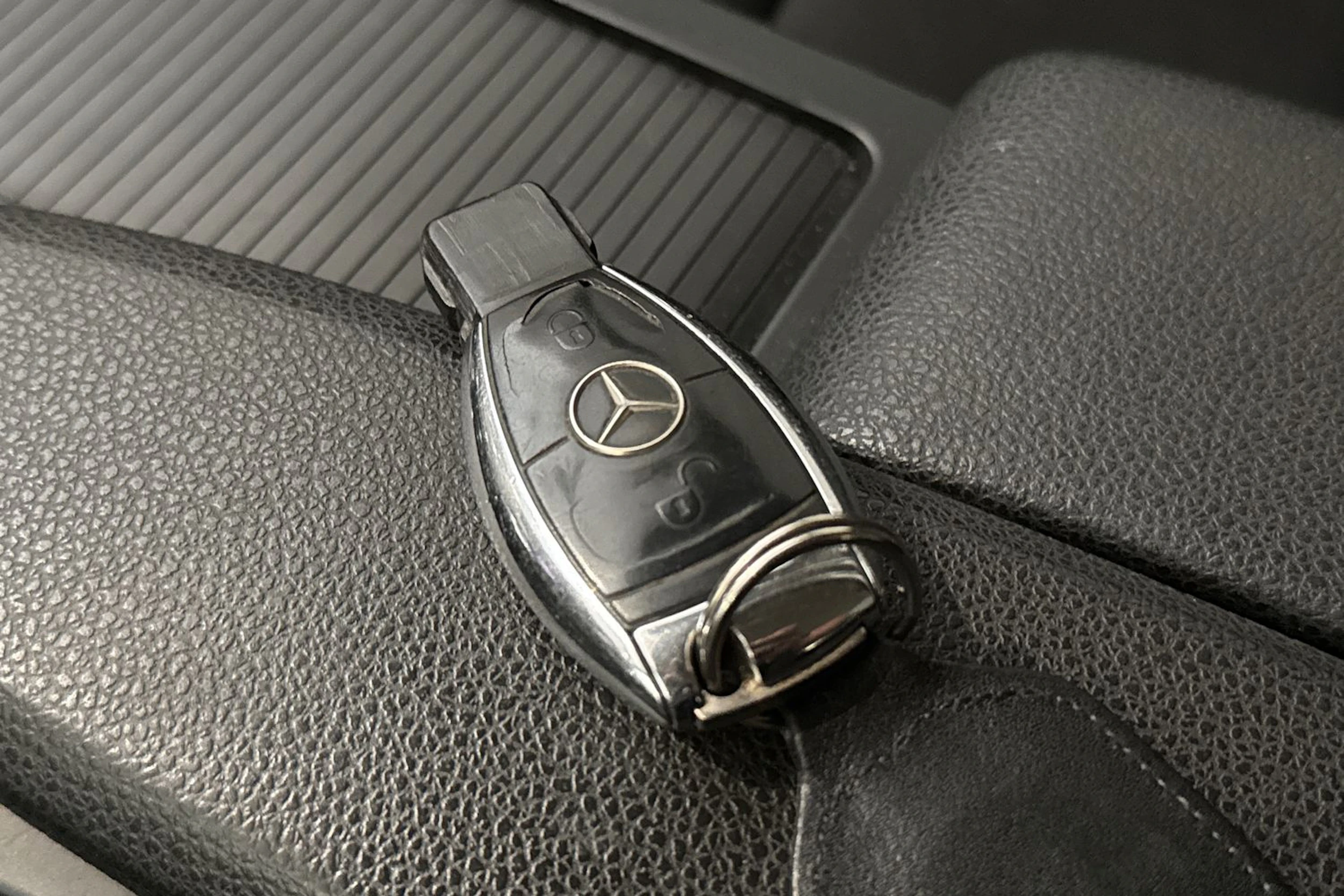 punainen Mercedes-Benz C 2008 kuva 22.