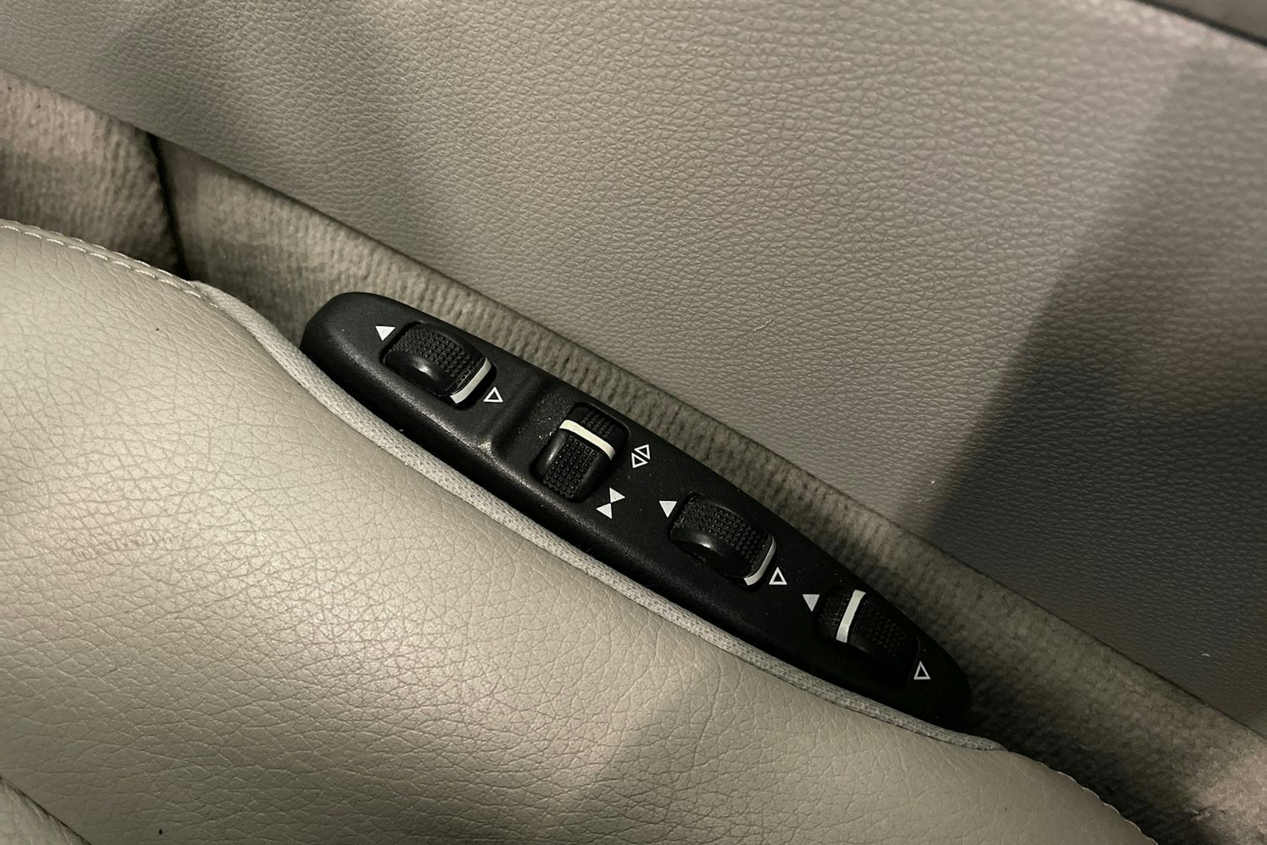 Harmaa Mercedes-Benz C 2008 kuva 19.