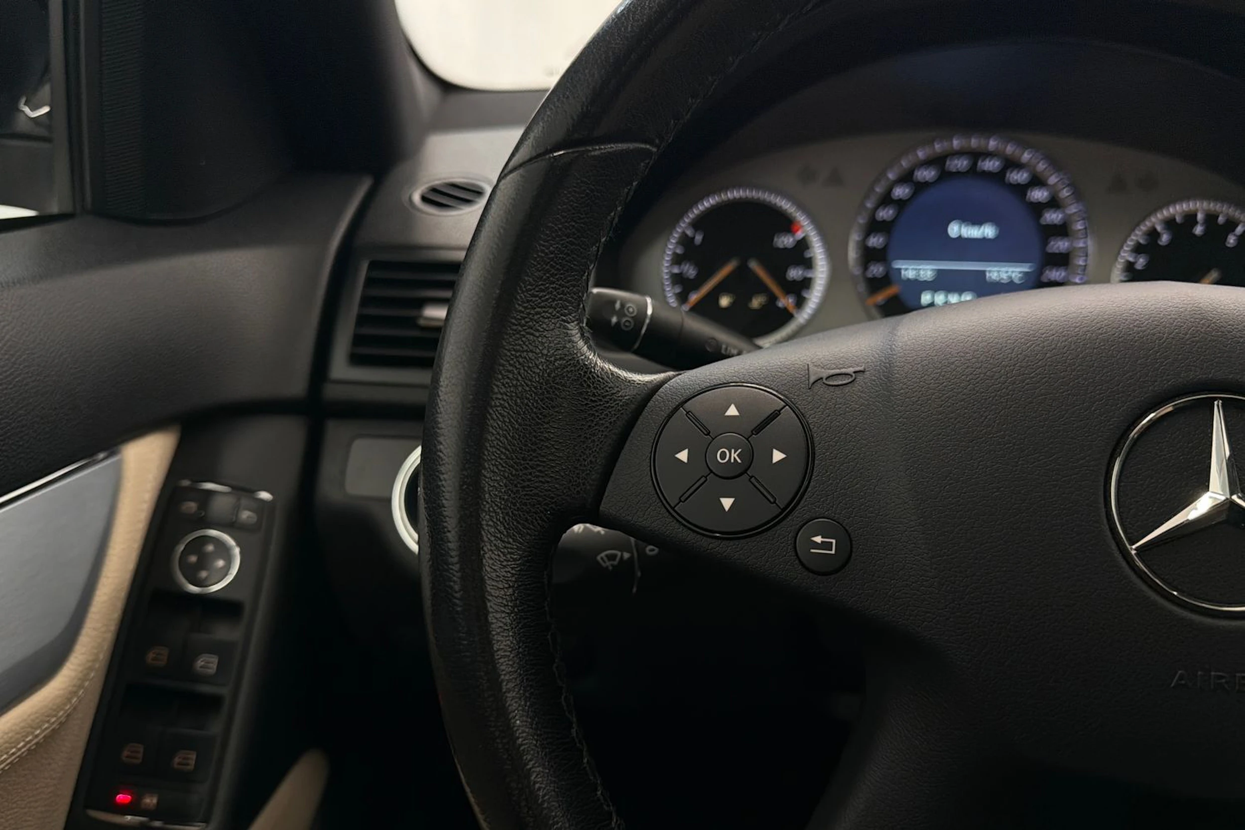 musta Mercedes-Benz C 2008 kuva 22.
