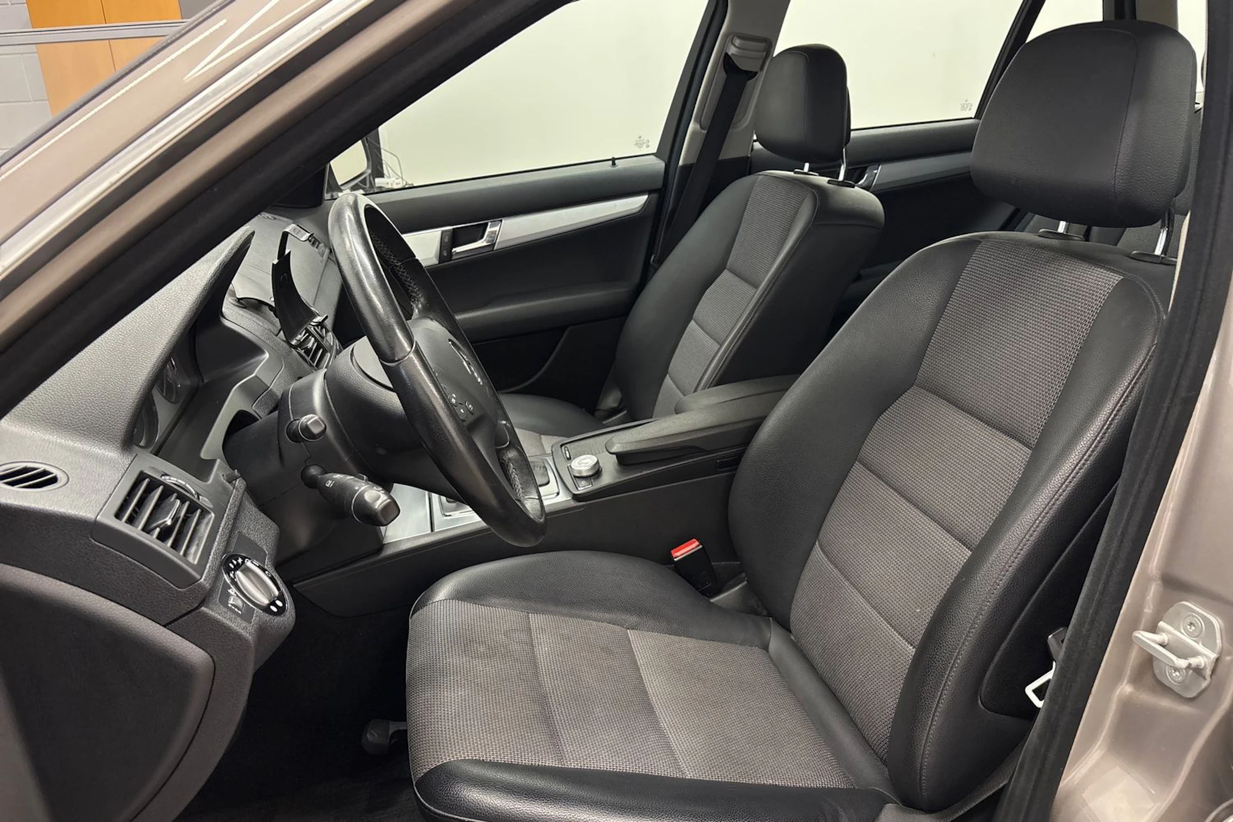 Harmaa Mercedes-Benz C 2008 kuva 15.