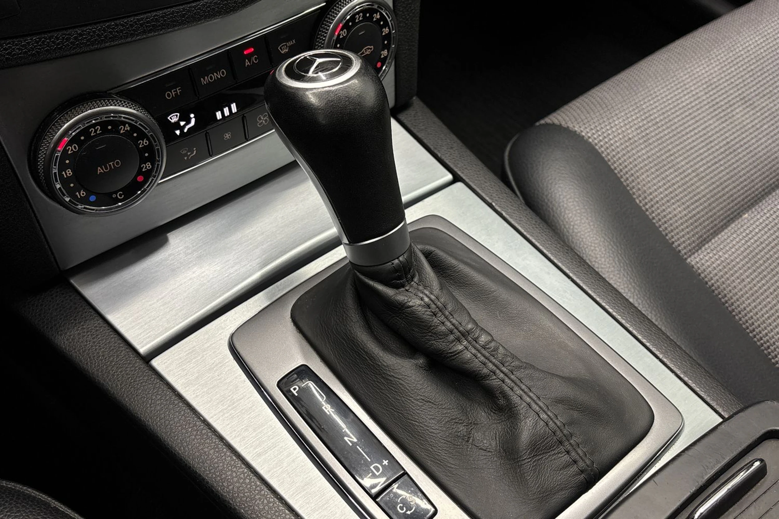 Harmaa Mercedes-Benz C 2008 kuva 23.