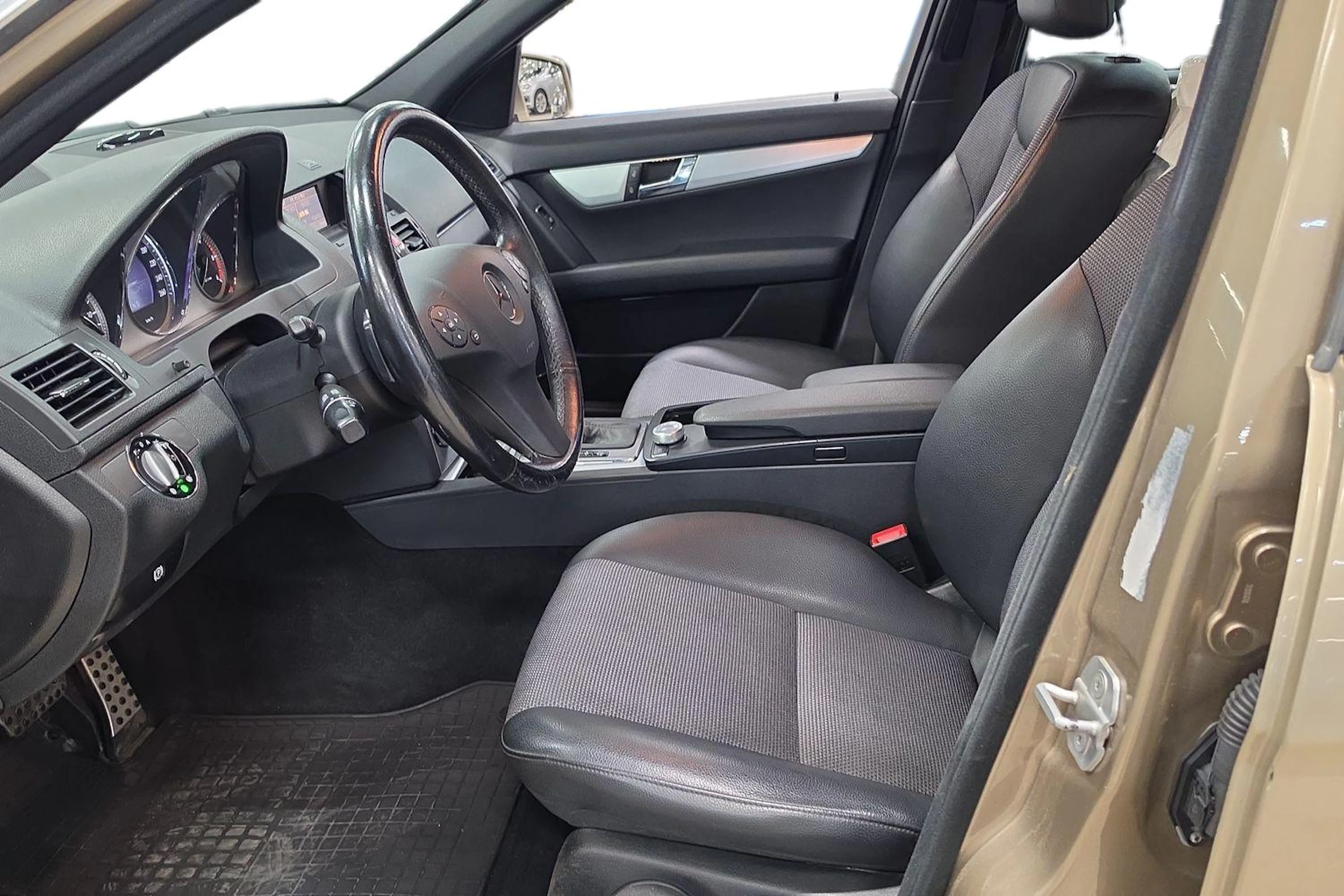 ruskea (beige) Mercedes-Benz C 2009 kuva 7.