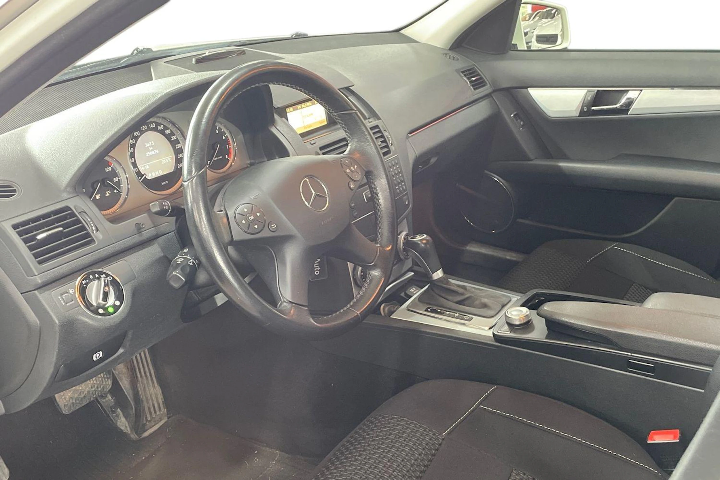 Valkoinen Mercedes-Benz C 2009 kuva 3.