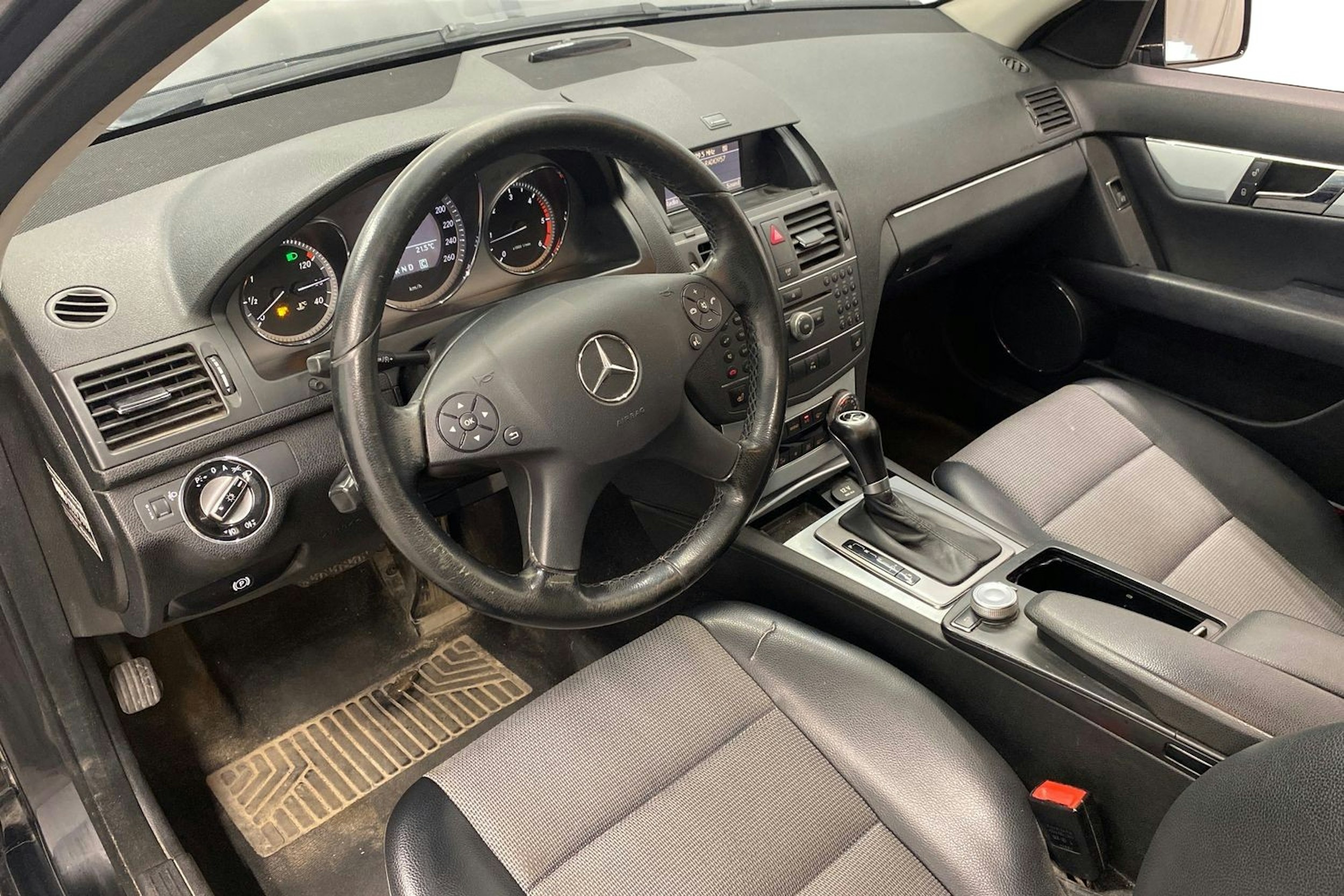musta Mercedes-Benz C 2010 kuva 6.