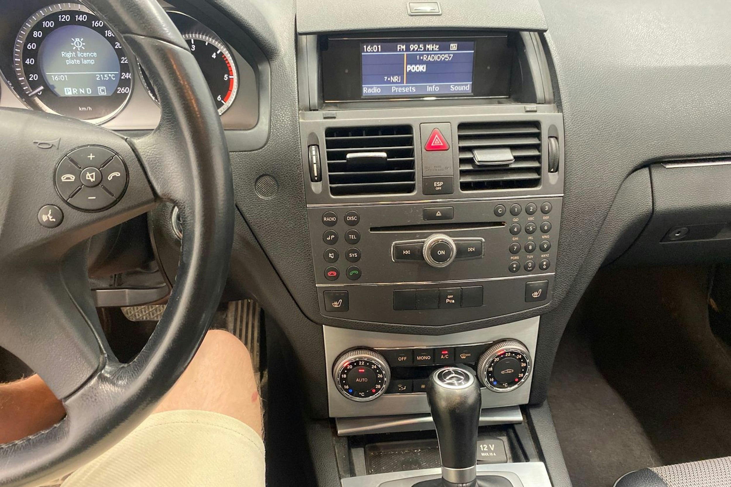 musta Mercedes-Benz C 2010 kuva 24.