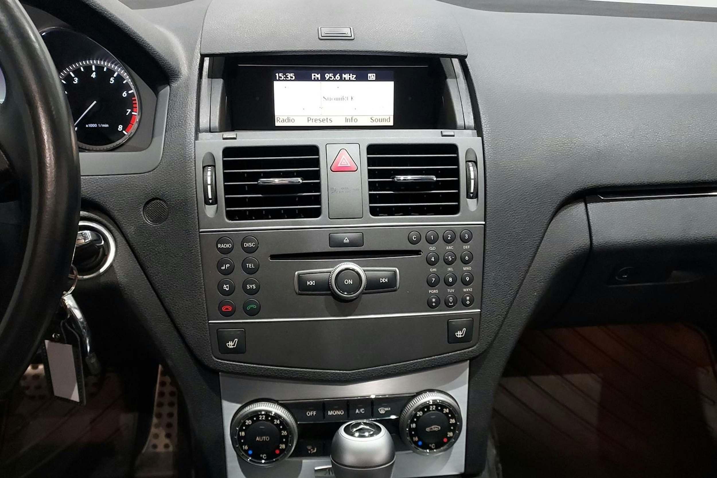 musta Mercedes-Benz C 2010 kuva 18.
