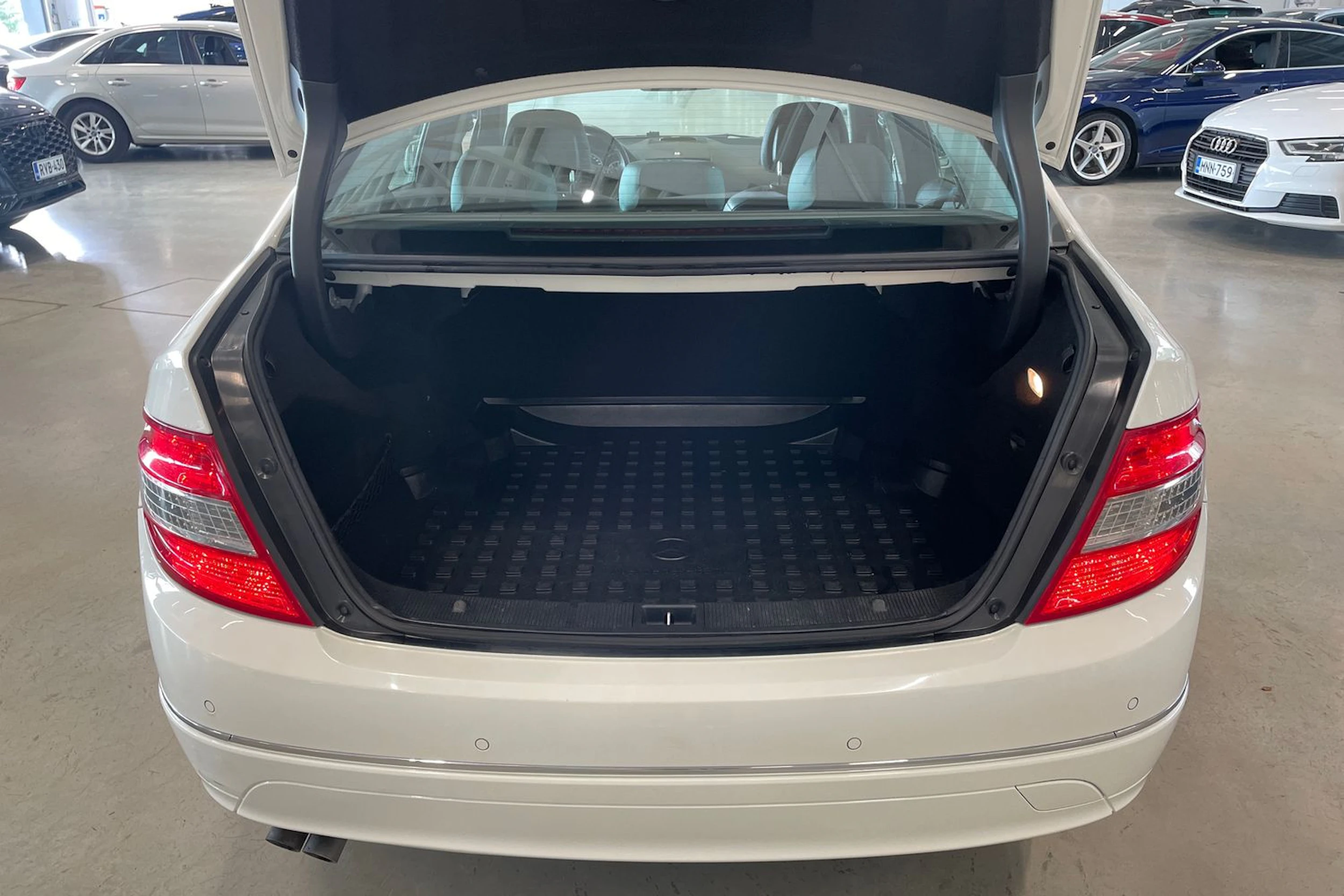 valkoinen Mercedes-Benz C 2010 kuva 24.