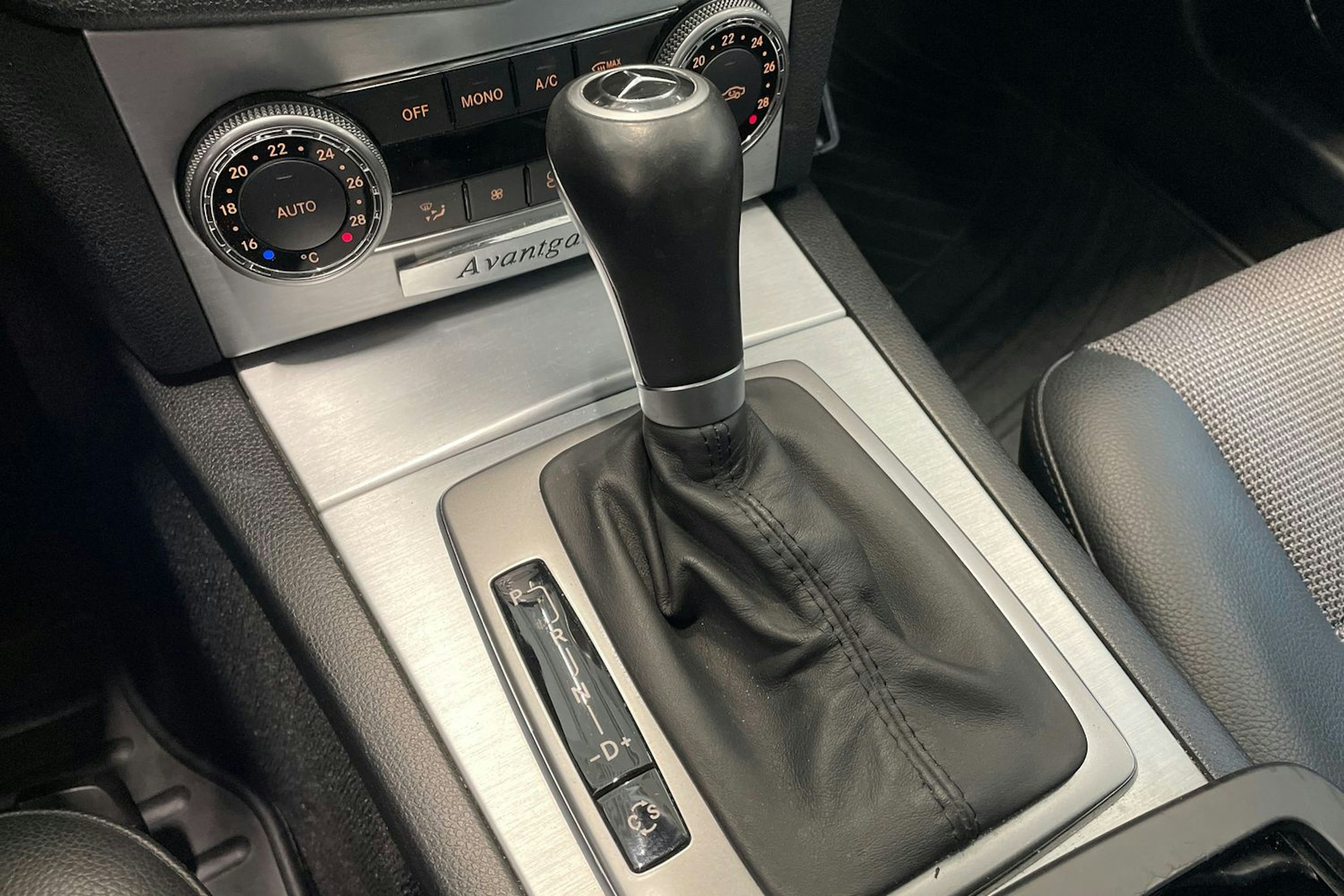 valkoinen Mercedes-Benz C 2010 kuva 26.