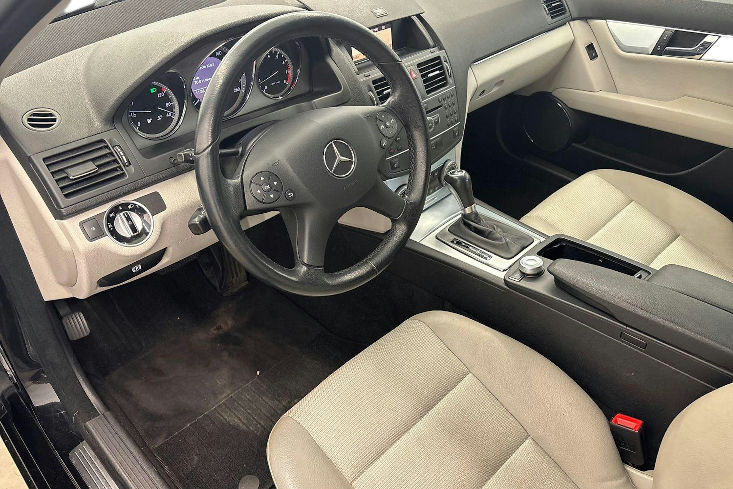 Musta Mercedes-Benz C 2010 kuva 7.