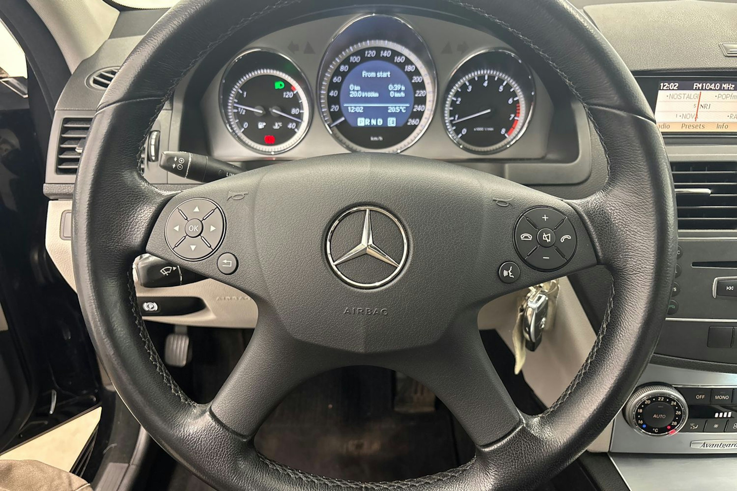 Musta Mercedes-Benz C 2010 kuva 14.