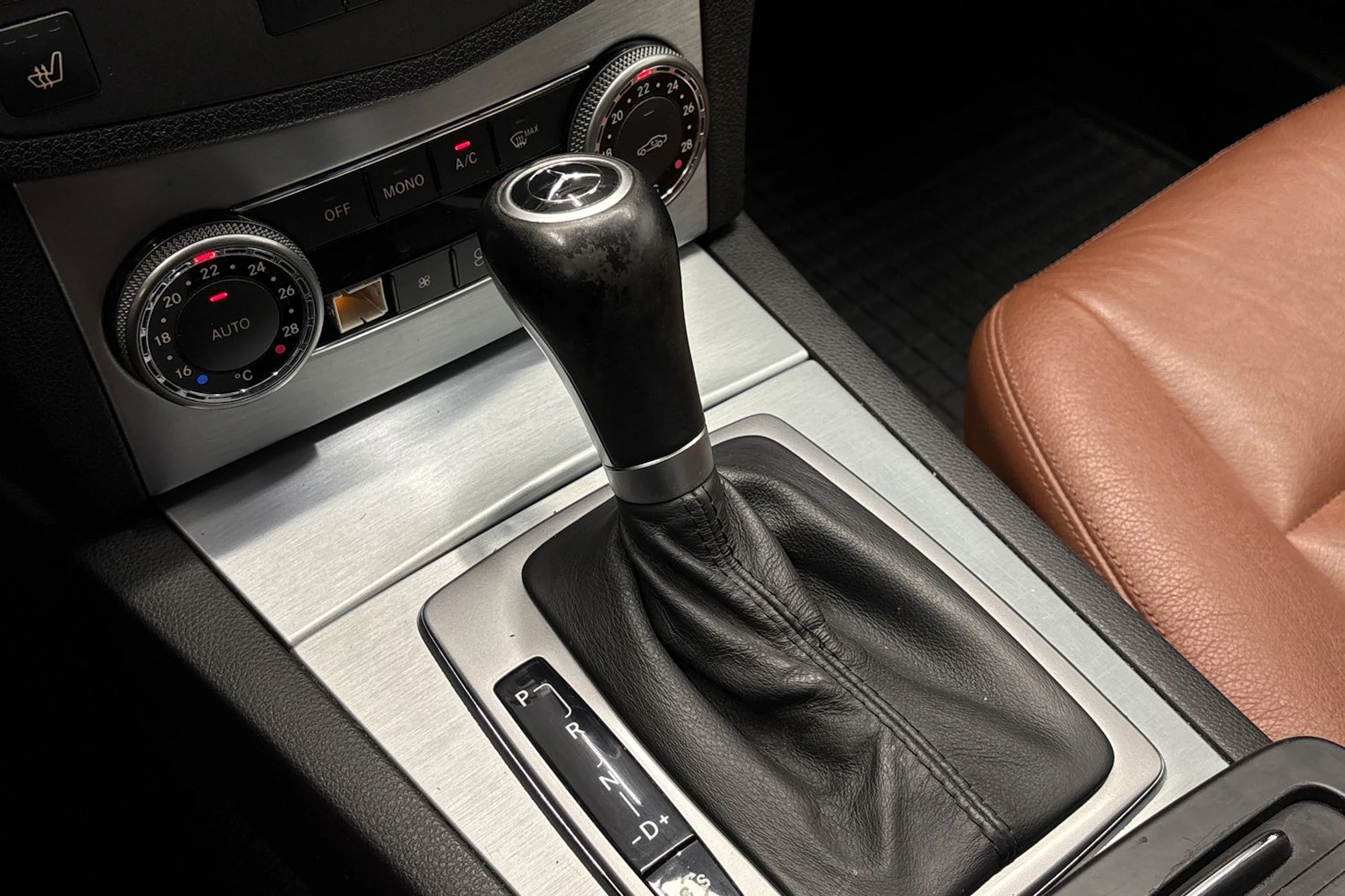 Musta Mercedes-Benz C 2010 kuva 20.