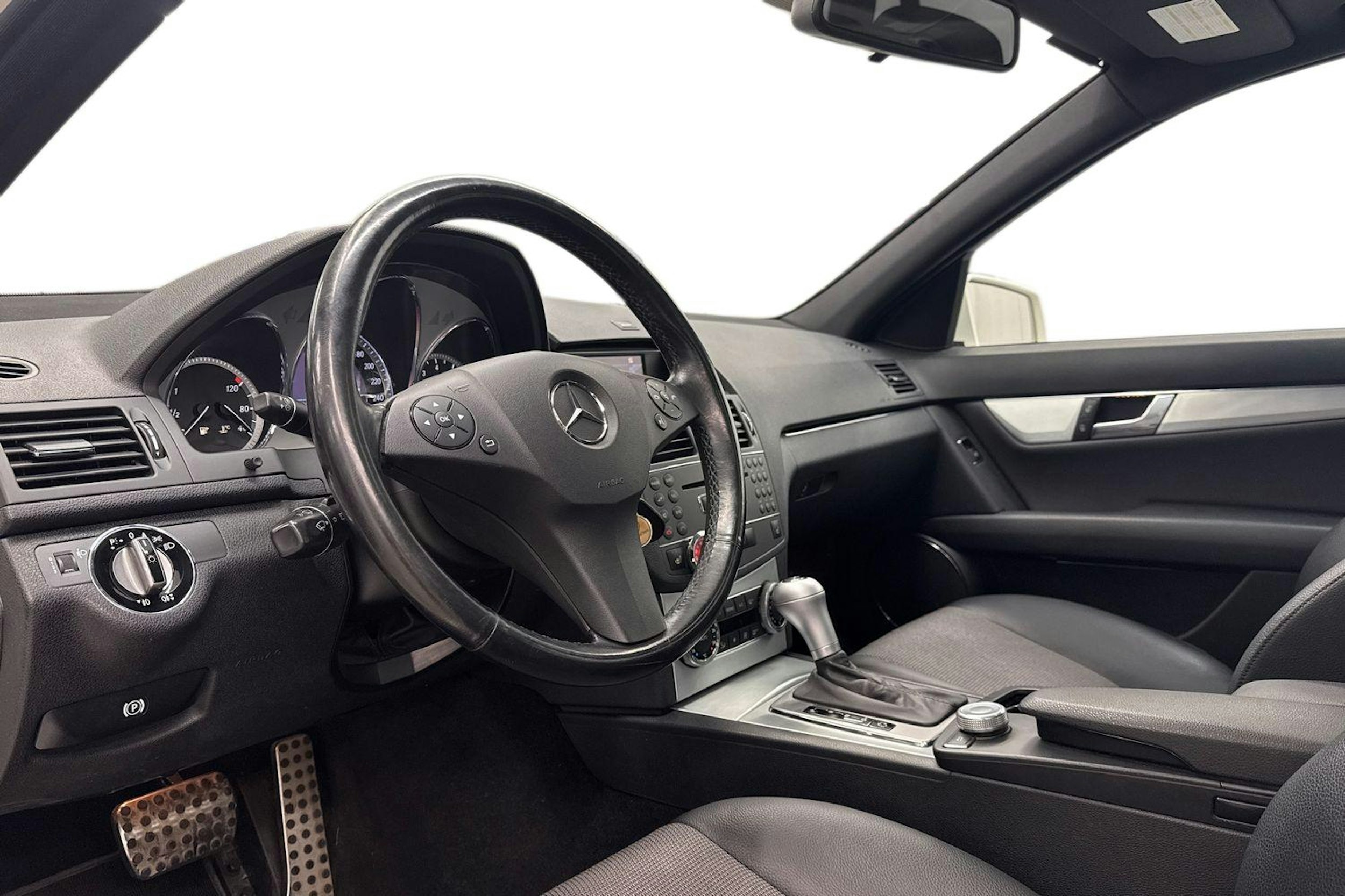 valkoinen Mercedes-Benz C 2010 kuva 7.