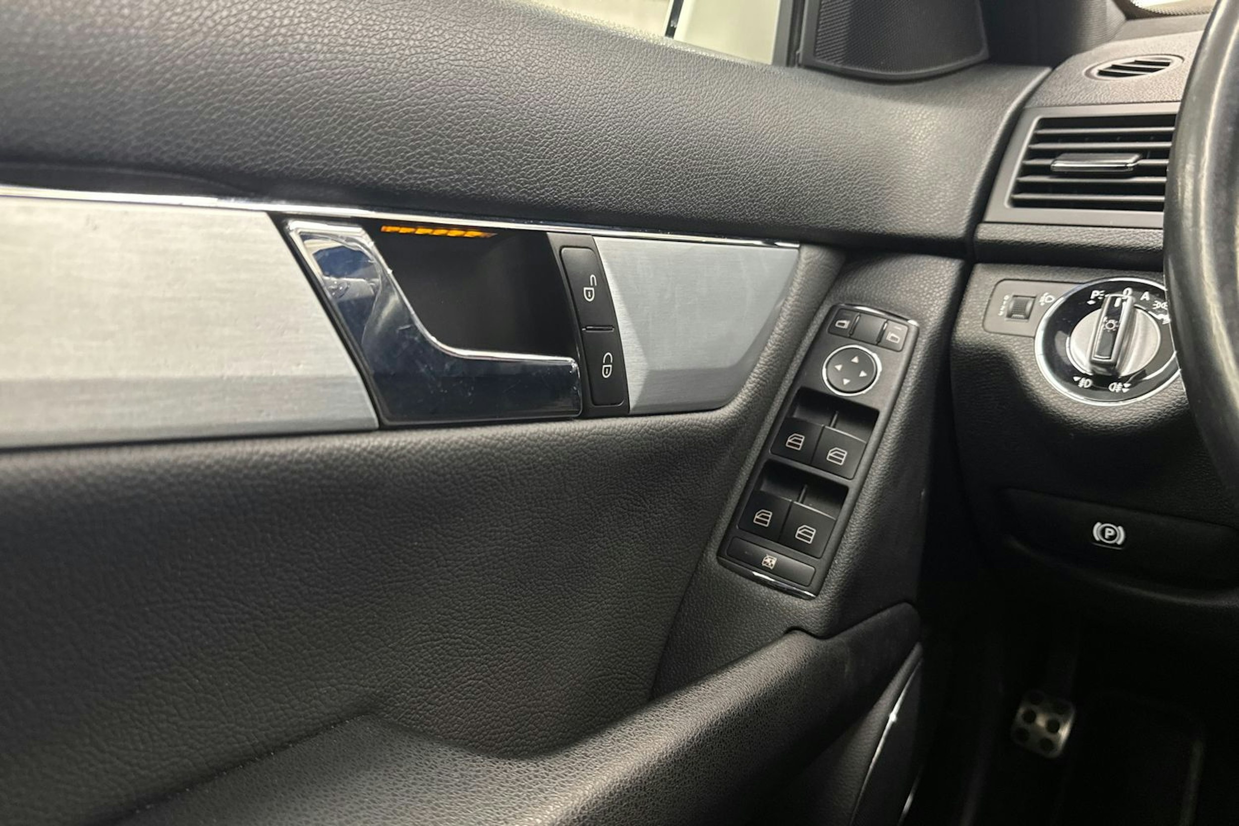 valkoinen Mercedes-Benz C 2010 kuva 19.