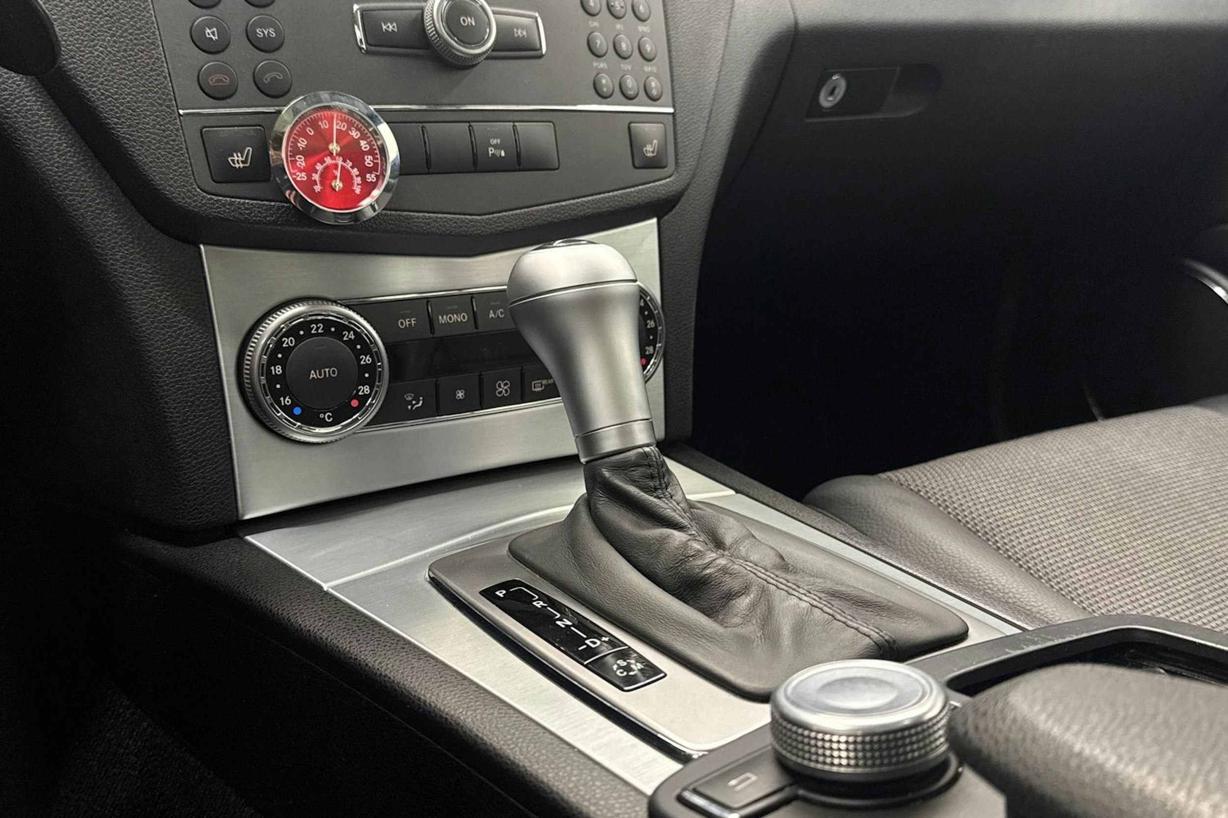 valkoinen Mercedes-Benz C 2010 kuva 21.