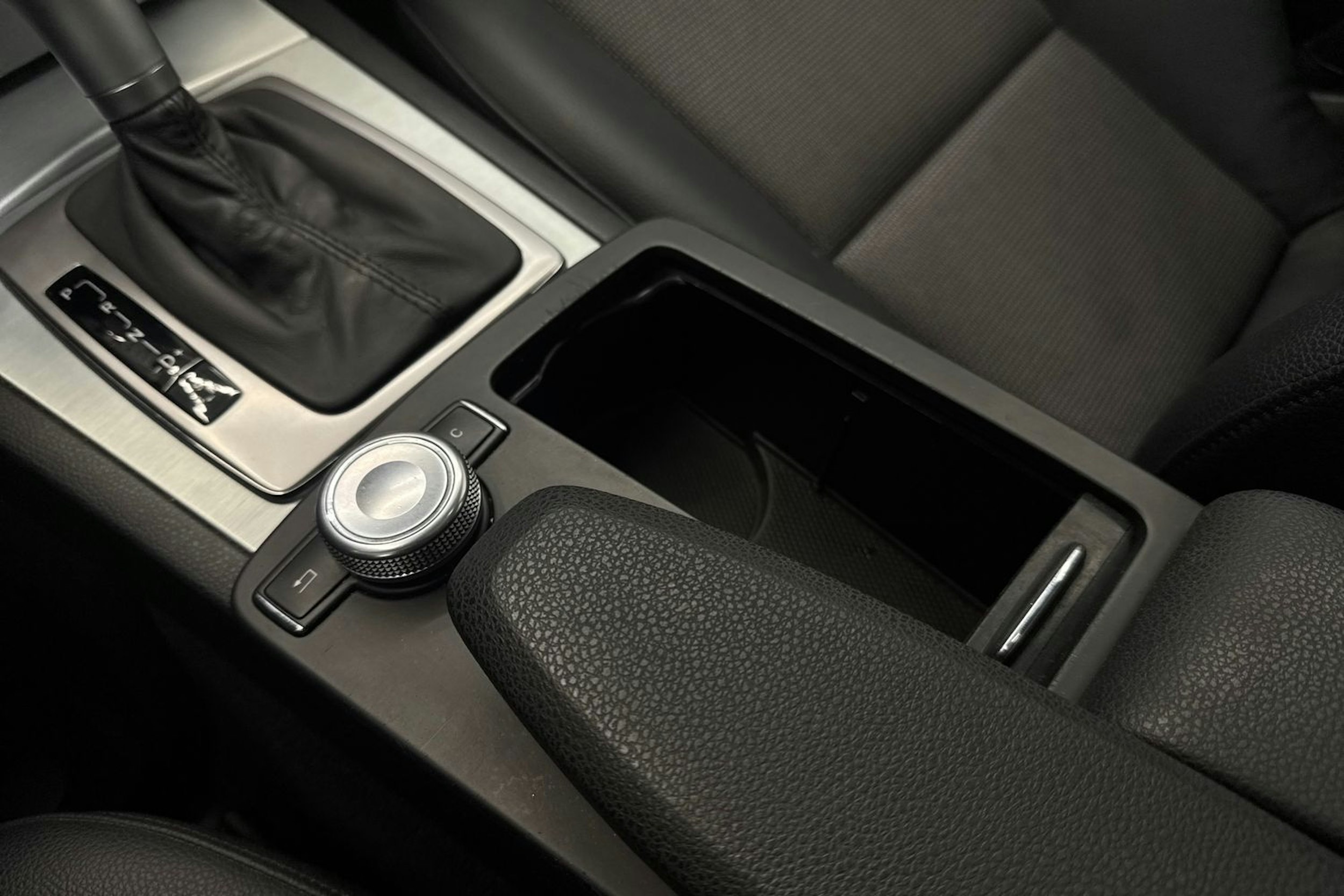 valkoinen Mercedes-Benz C 2010 kuva 22.