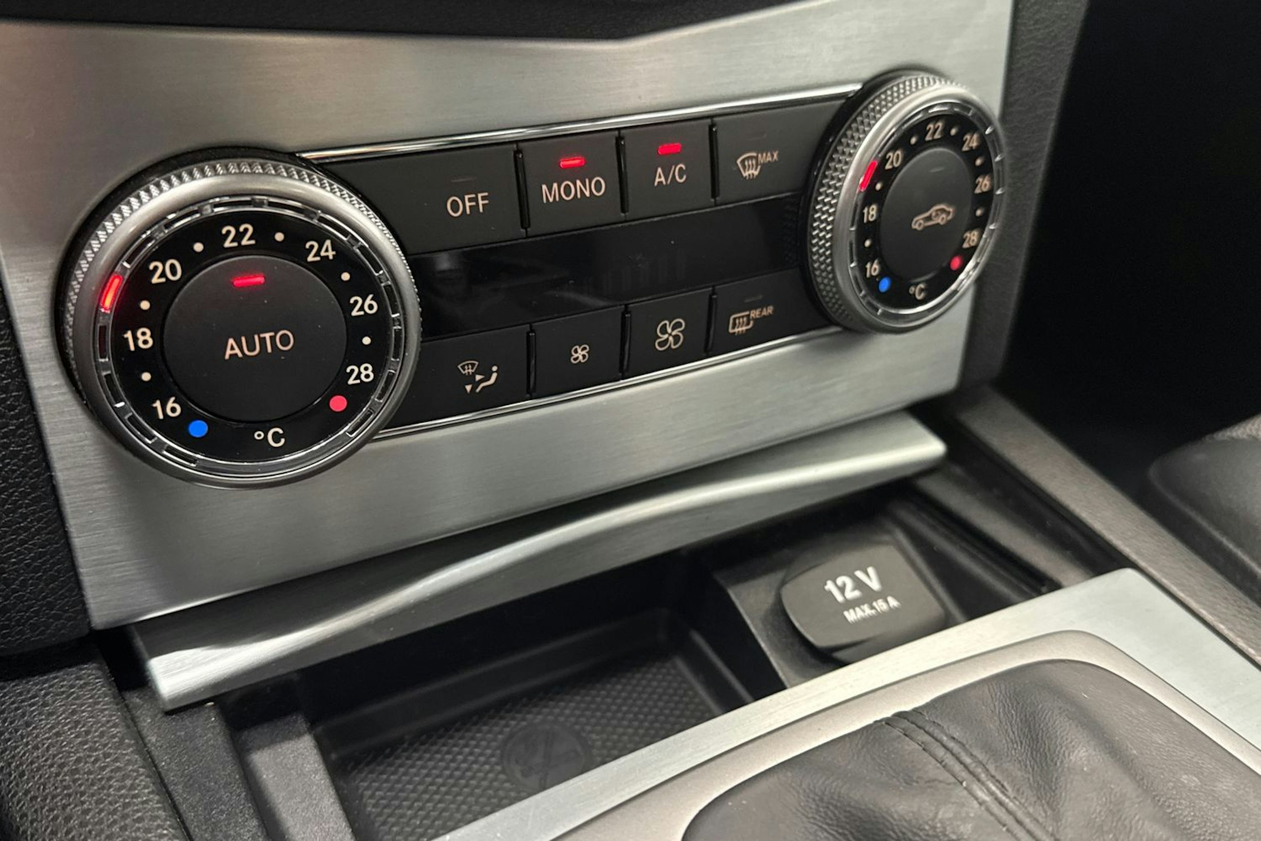 valkoinen Mercedes-Benz C 2010 kuva 23.