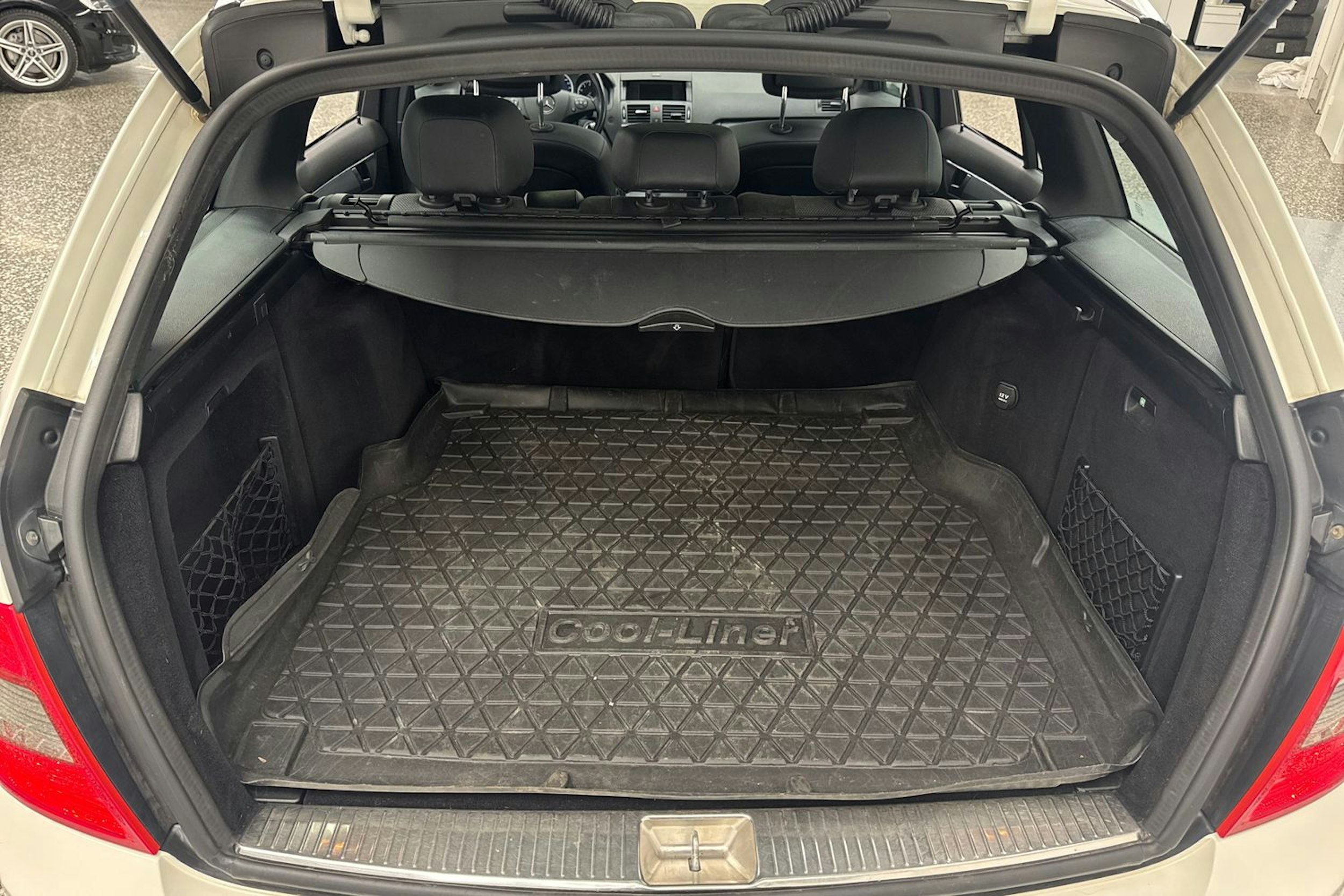 valkoinen Mercedes-Benz C 2010 kuva 32.