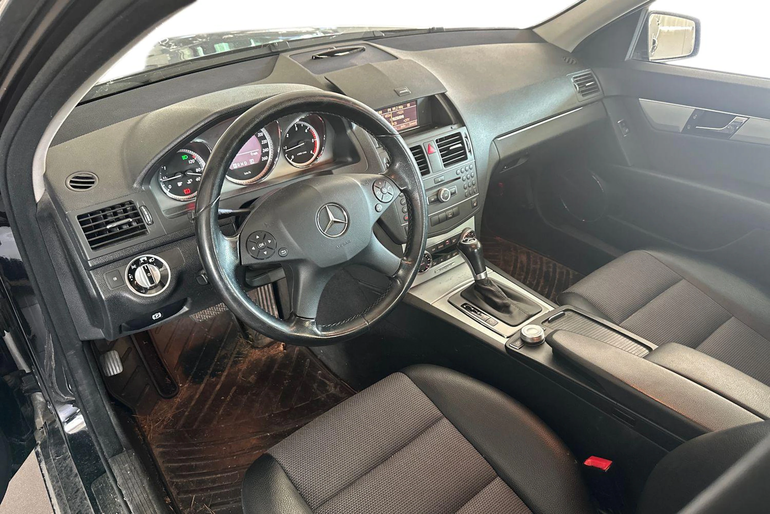 musta Mercedes-Benz C 2011 kuva 3.
