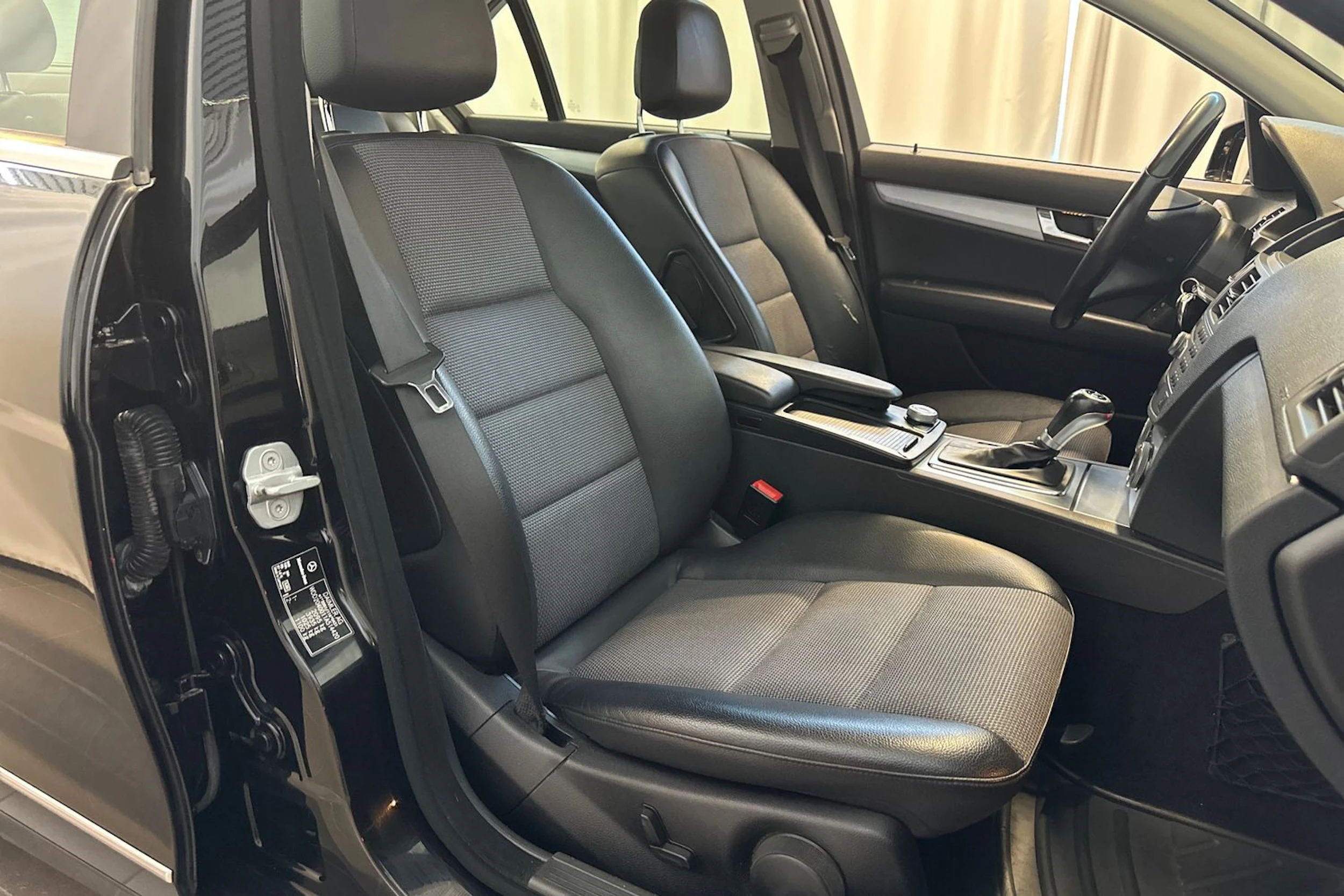 musta Mercedes-Benz C 2011 kuva 11.