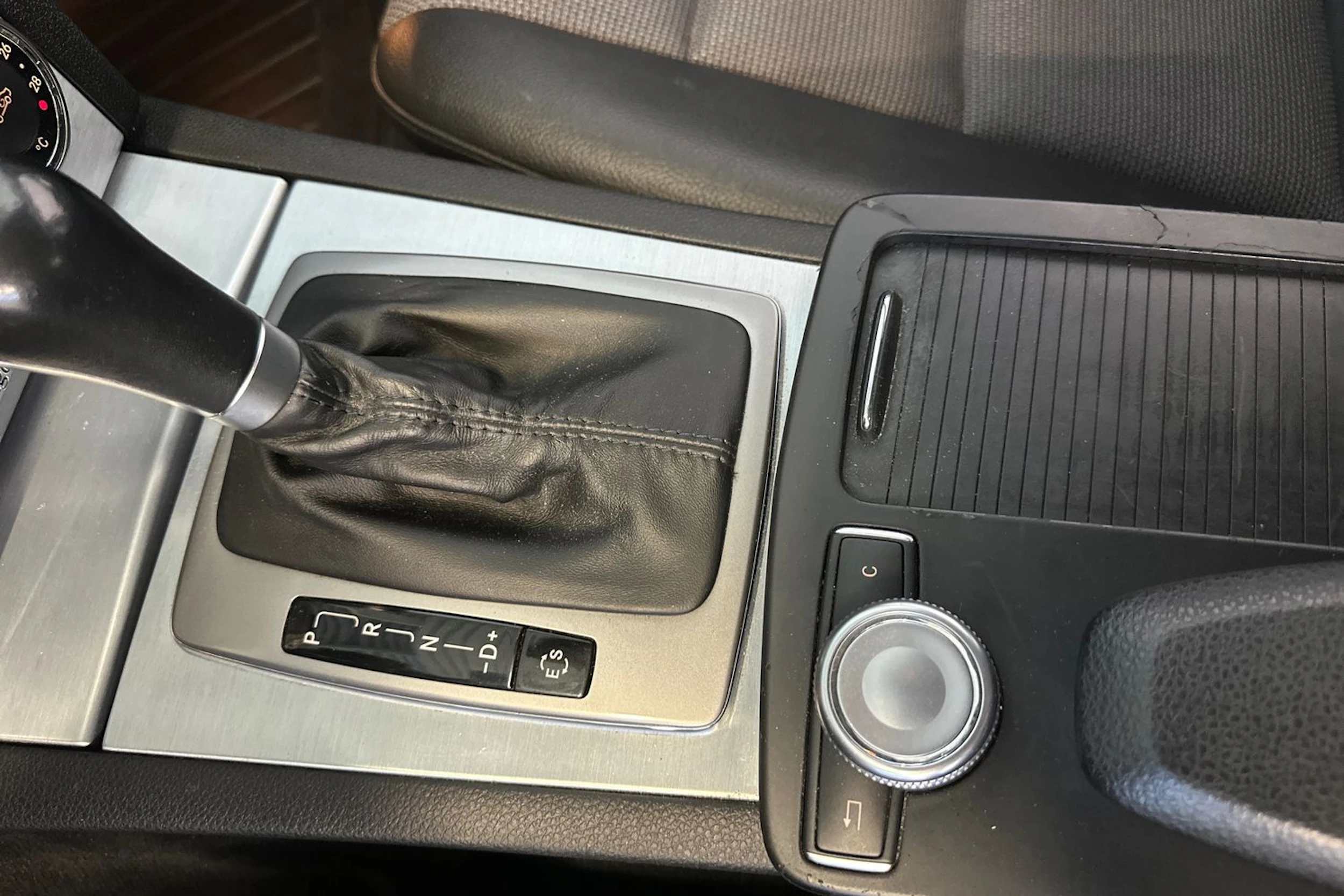 musta Mercedes-Benz C 2011 kuva 22.