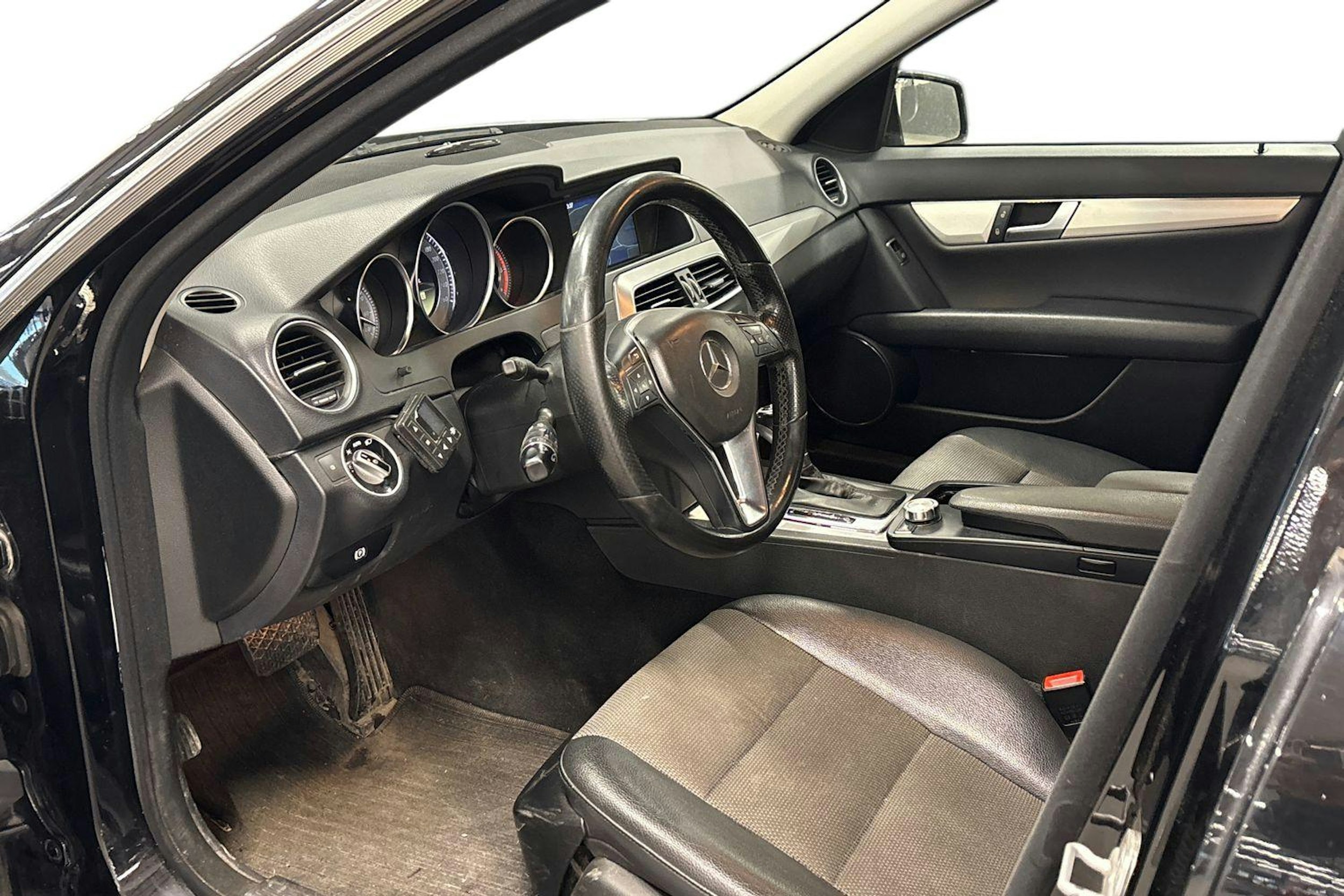 musta Mercedes-Benz C 2011 kuva 3.