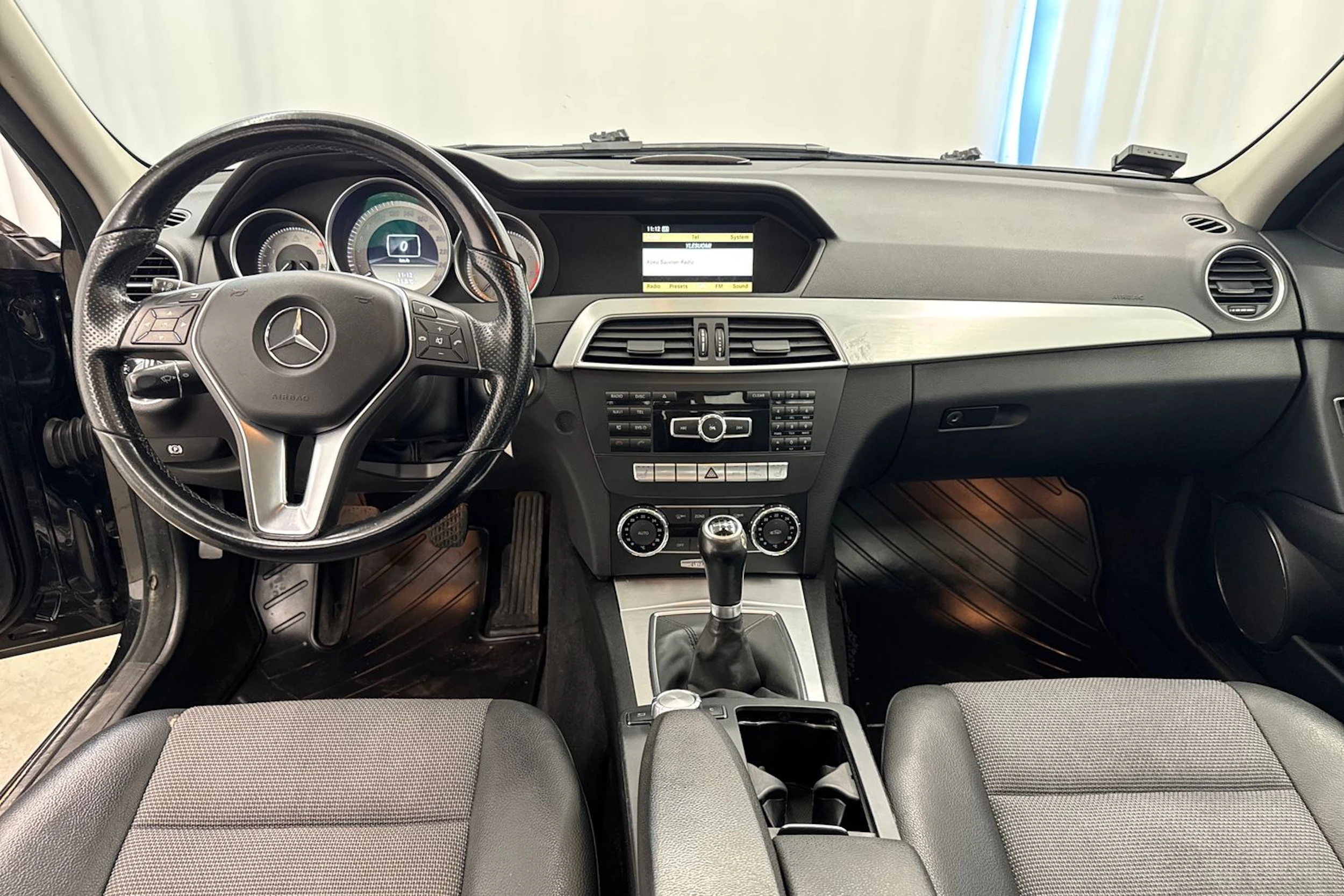 Musta Mercedes-Benz C 2011 kuva 15.