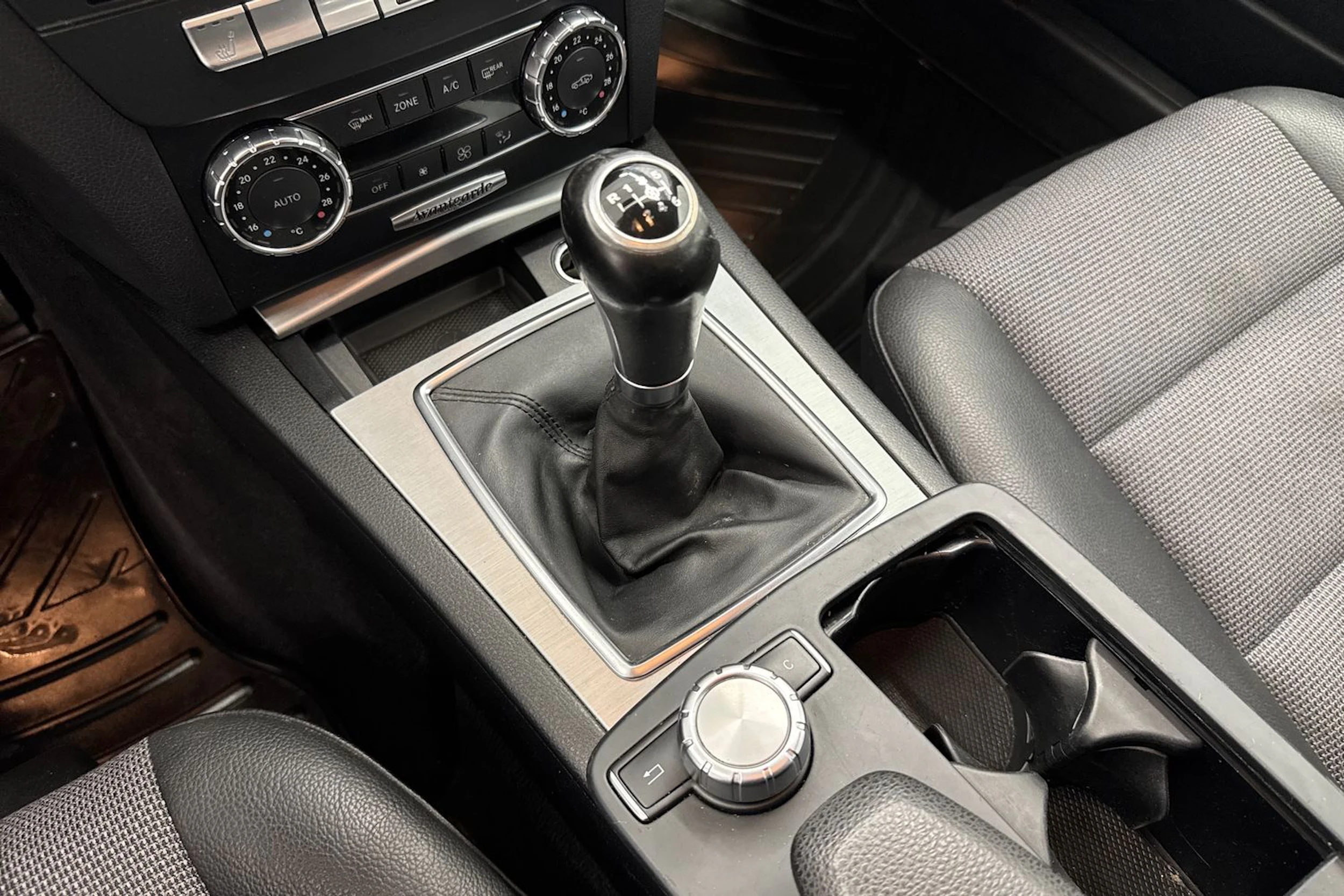 Musta Mercedes-Benz C 2011 kuva 19.
