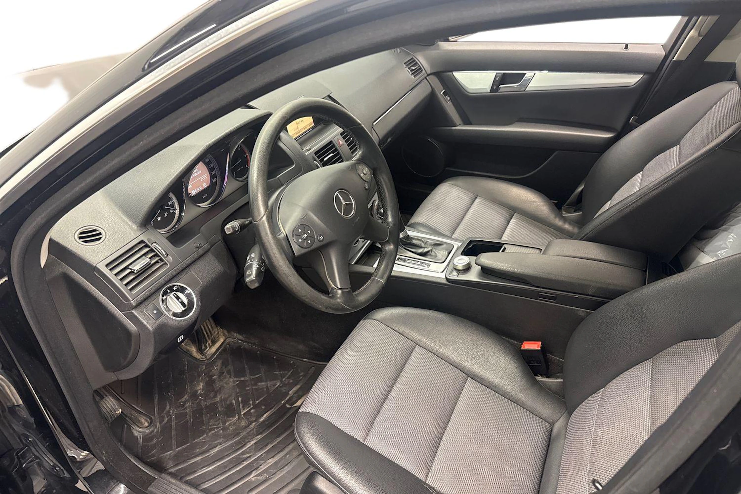 musta Mercedes-Benz C 2011 kuva 6.